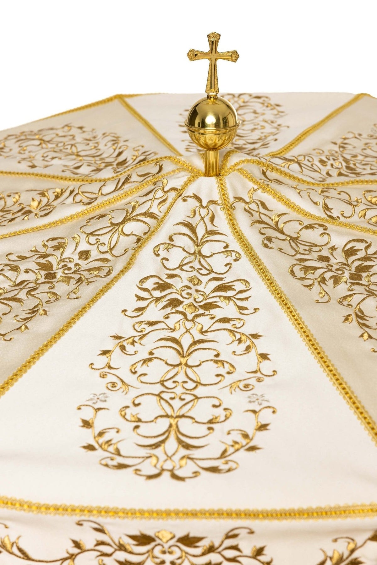 Prozessionsschirm Ecru mit goldenem Ornament, Detailansicht von Kreuz und Schirmbespannung