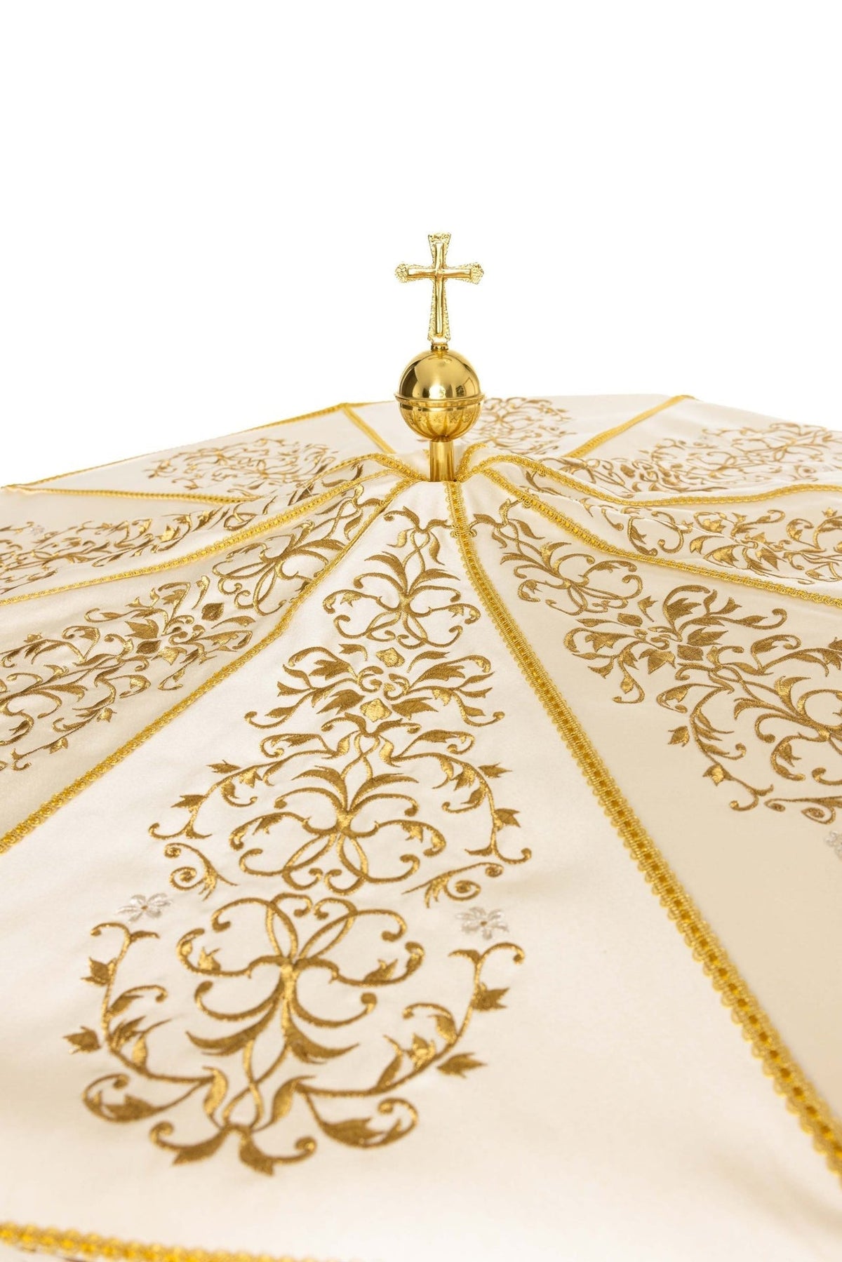 Prozessionsschirm mit goldener Ornamentstickerei und Kreuz, seitliche Ansicht