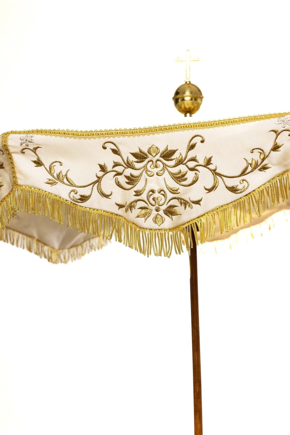 Prozessionsschirm mit goldenem Kreuz und detailreicher Ornamentstickerei