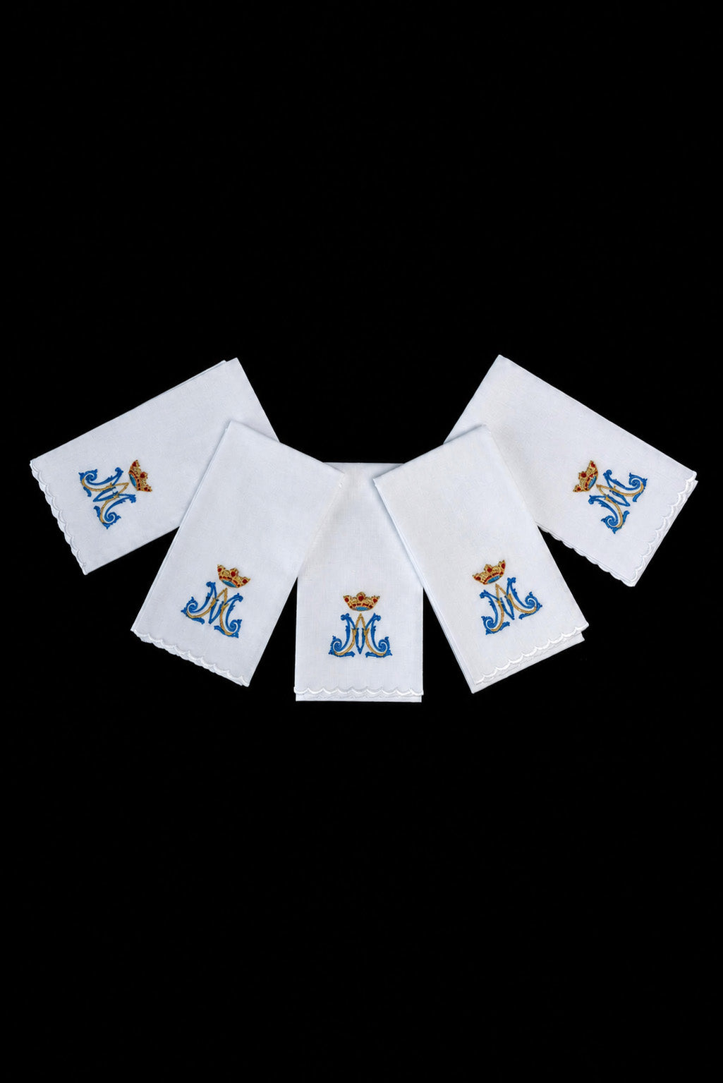 Set aus 5 liturgischen Purifikatorien mit Marienstickerei, weiß mit golden-blauer Stickerei und Krone