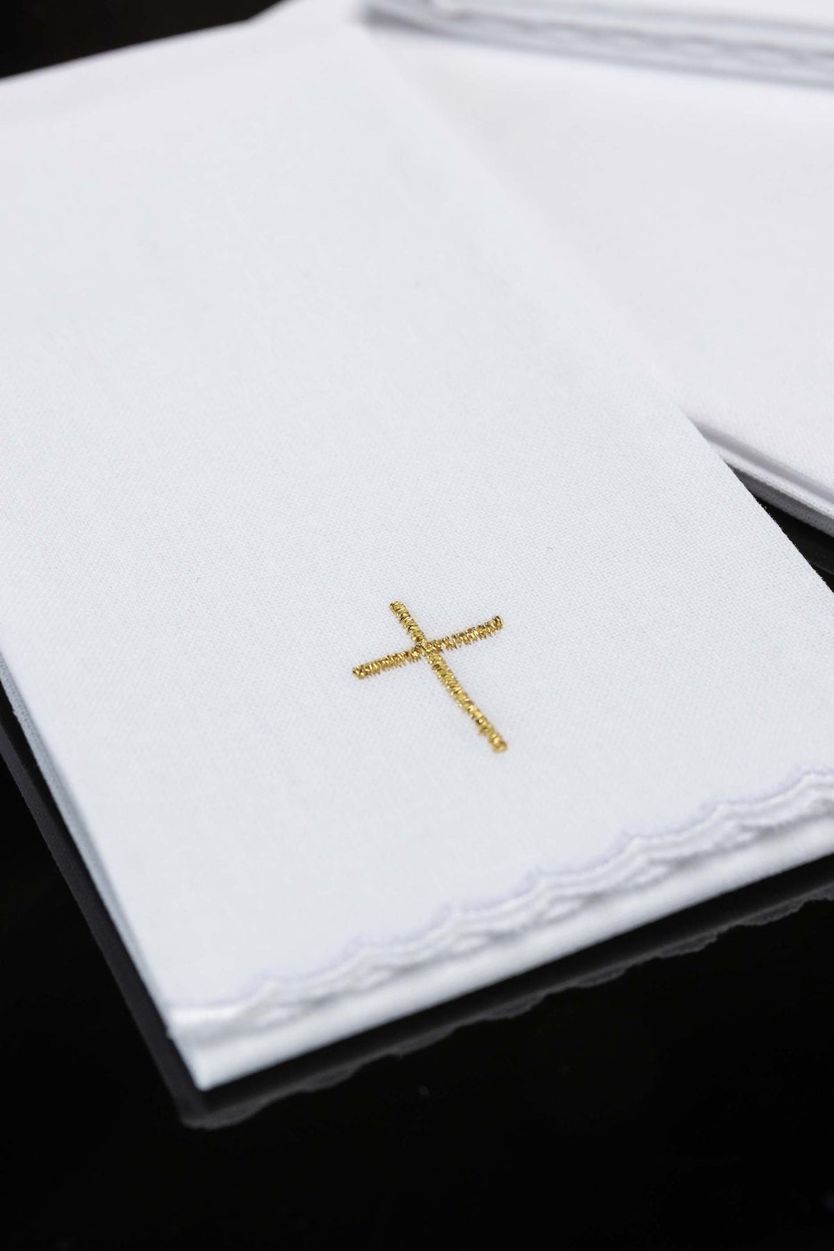 Purifikatorium, weiß, Nahaufnahme der goldenen Kreuz-Stickerei und Wellenkante