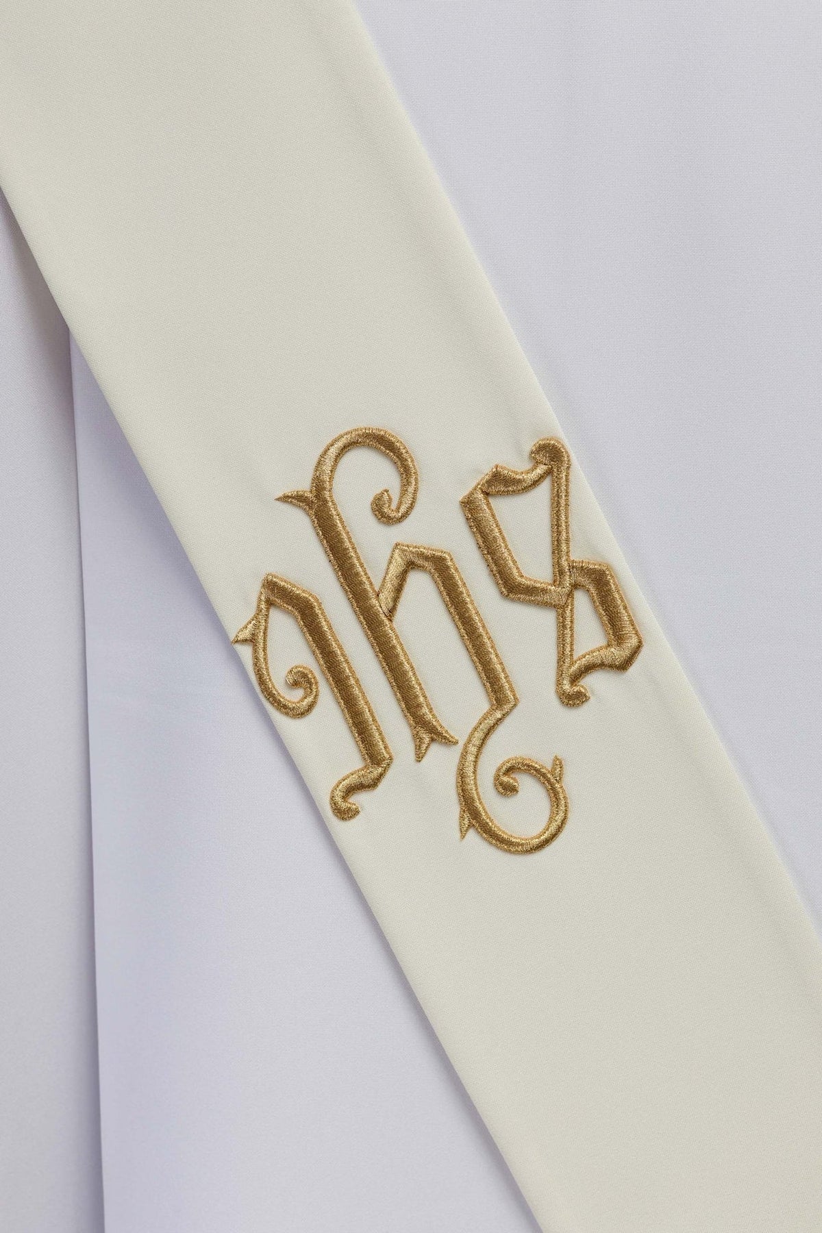 Priesterstola mit goldener IHS-Stickerei, rückseitige Stickerei im Detail