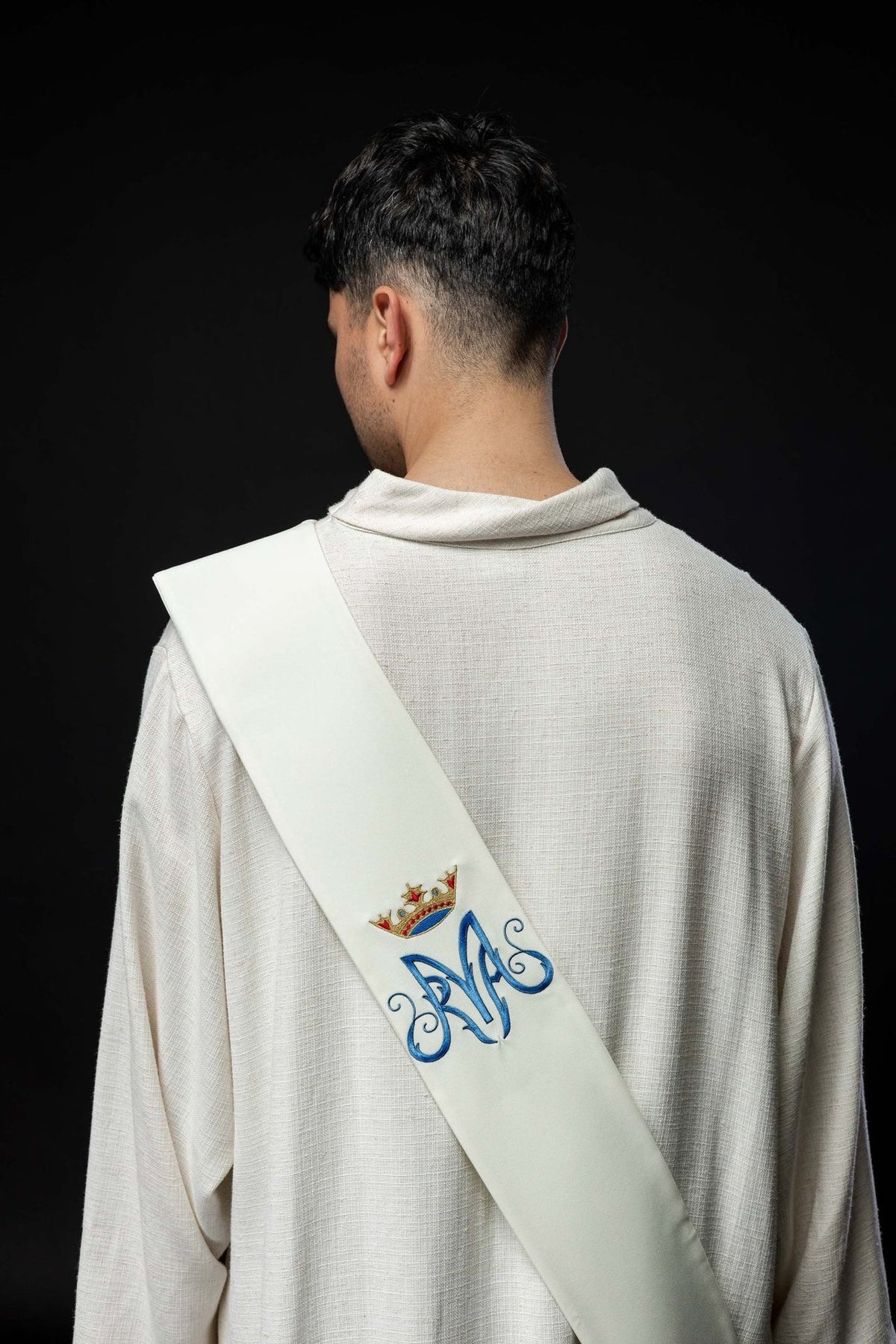 Marian-Stola, Rückansicht mit blauem Marienmonogramm und Krone