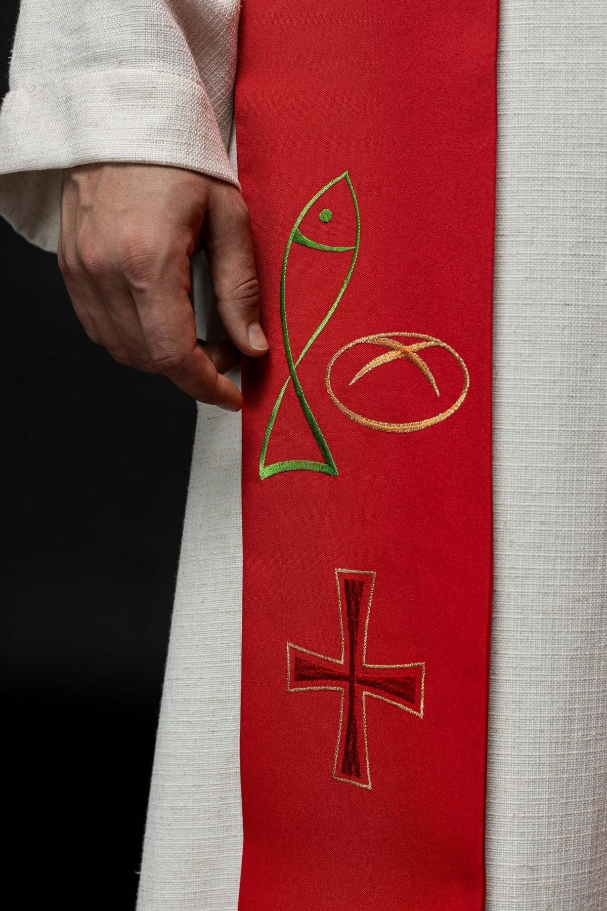 Priesterstola, Nahaufnahme der Fisch-, Brot- und Kreuzstickerei