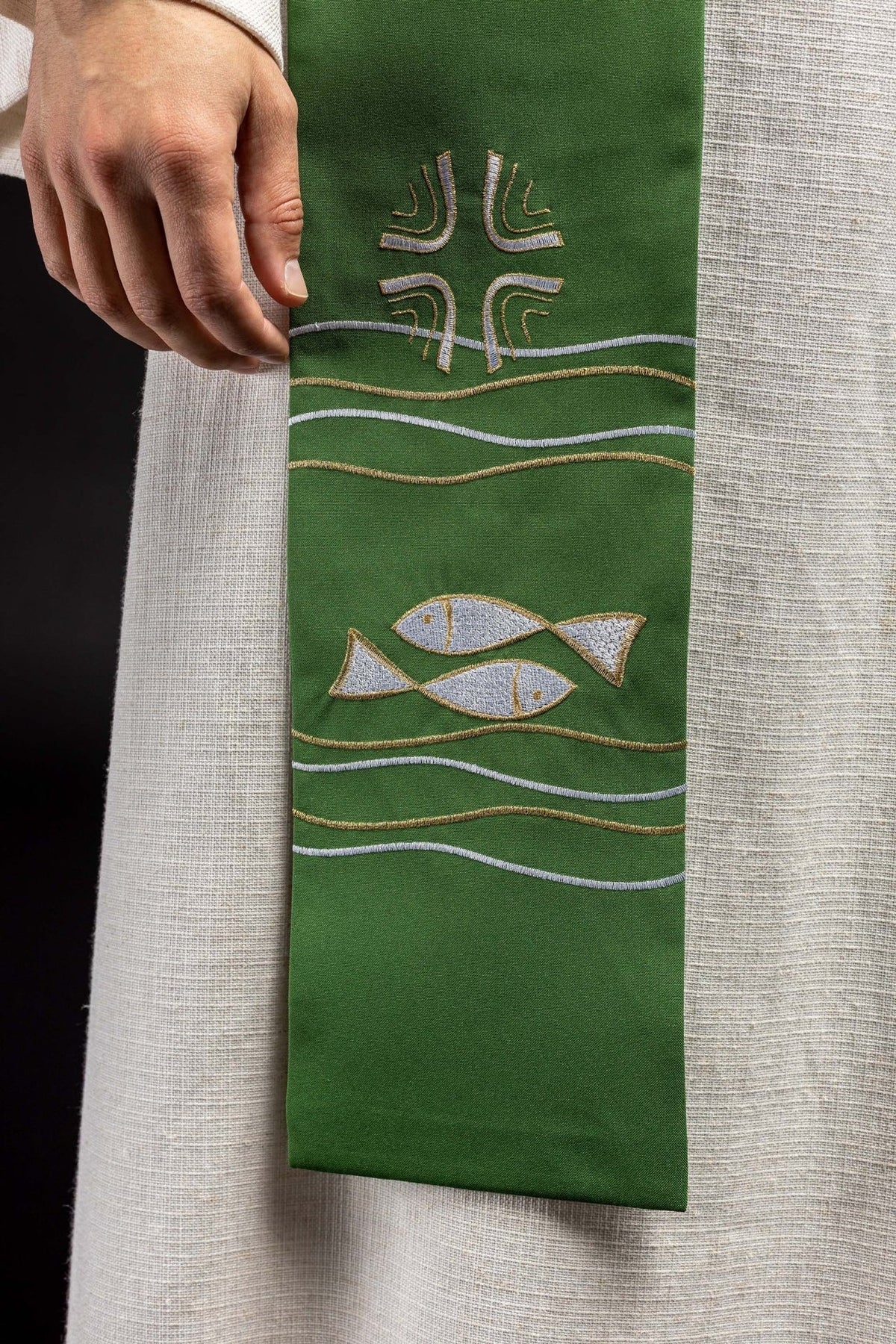 Grüne Priesterstola, Detailansicht der Stickerei mit Fisch, Kreuz und Wellenlinien