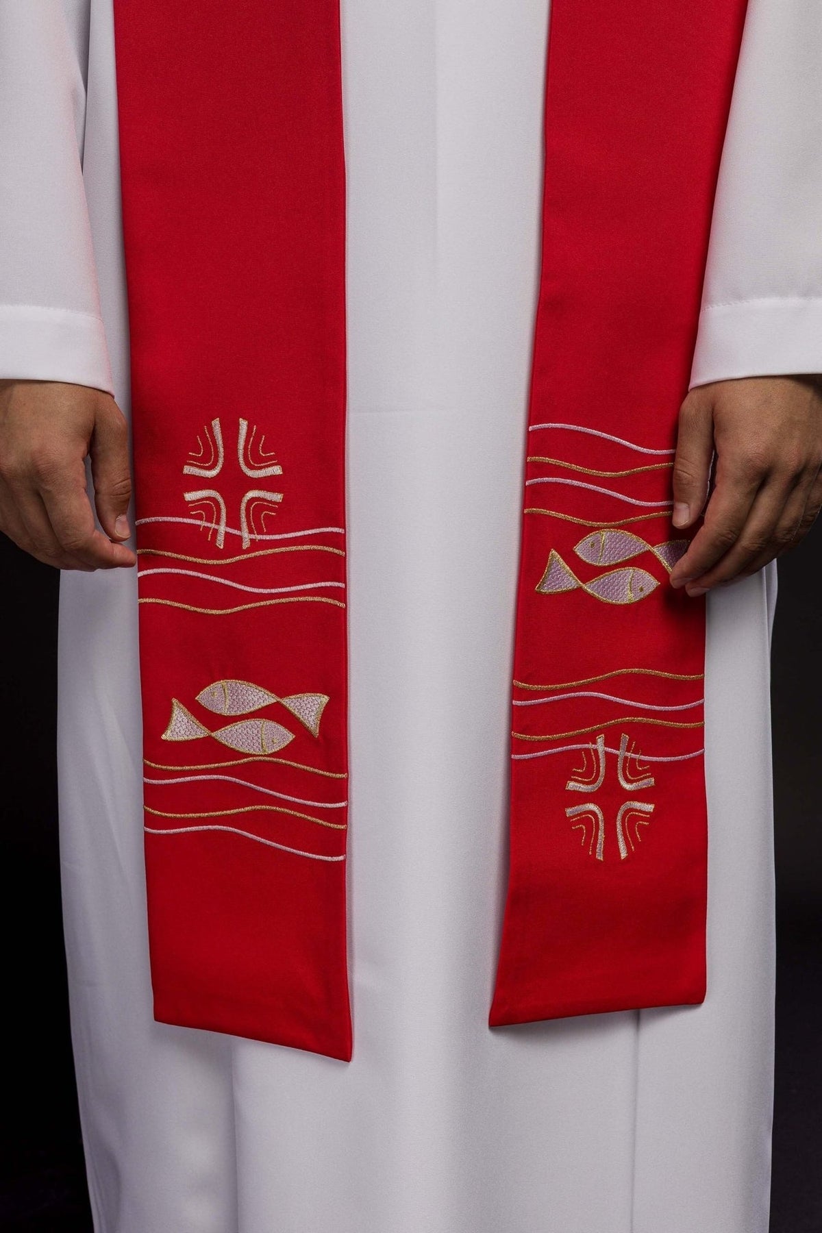 Rote Priesterstola mit Fisch- und Kreuzstickerei im Detail
