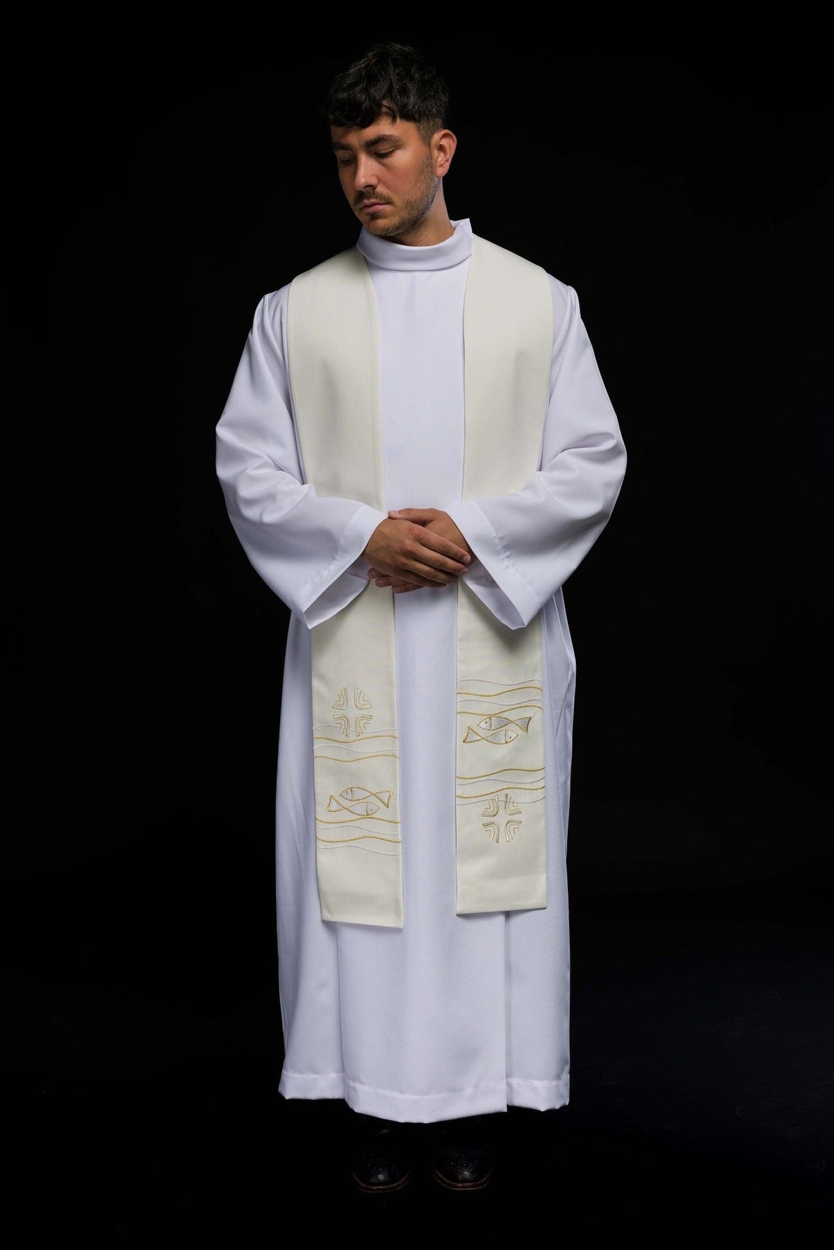 Bestickte Priesterstola mit Fischmuster in Ecru, getragen in der Vorderansicht mit goldenen Fischen und Wellenlinien