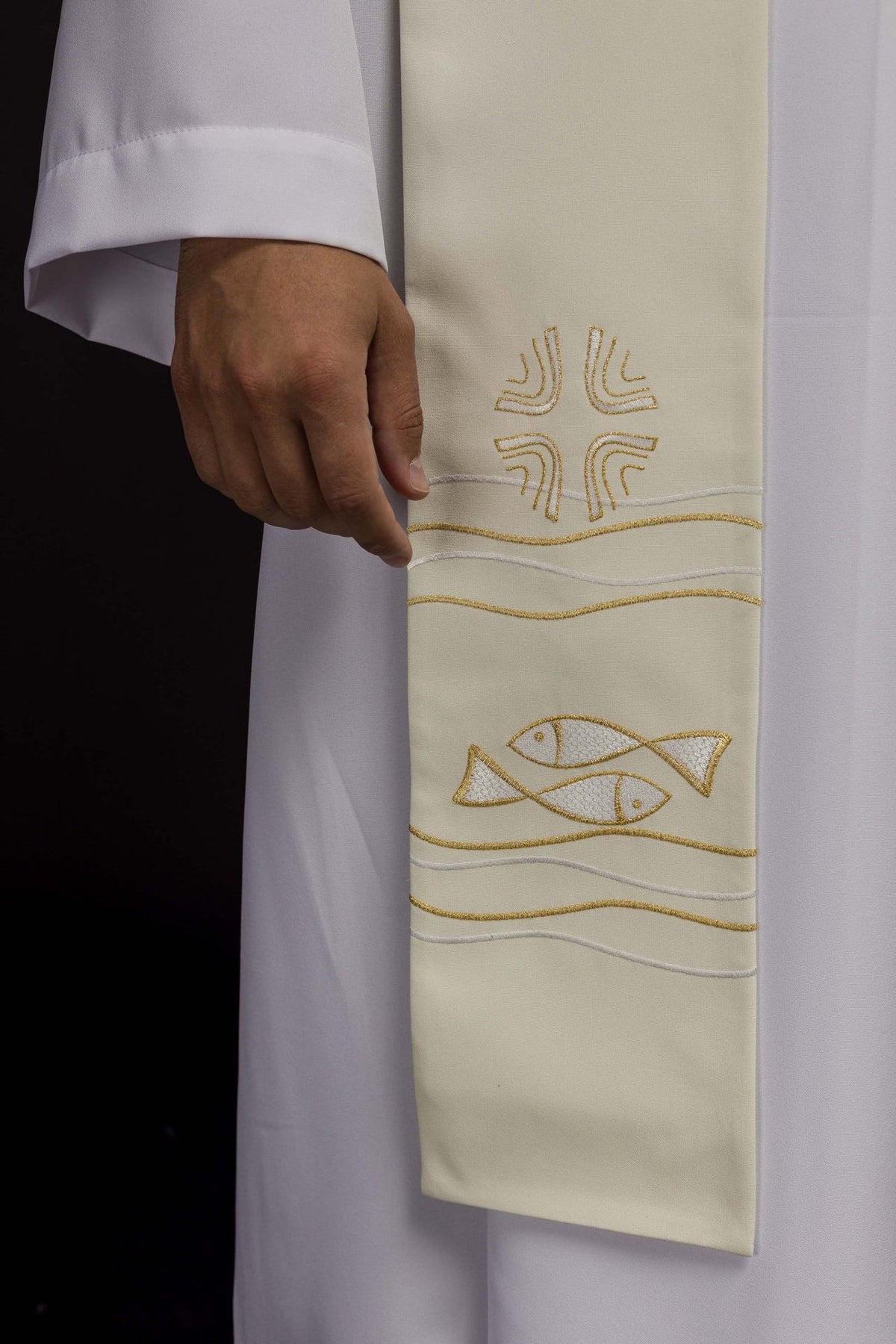 Priesterstola in Ecru als Detailansicht mit goldener Kreuzstickerei, Fischen und Wellenlinien