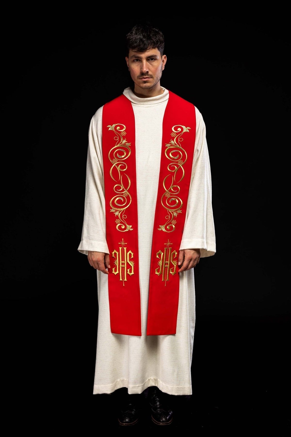 Bestickte Priesterstola IHS Rot, vorn getragen mit goldener Ranken- und IHS-Stickerei