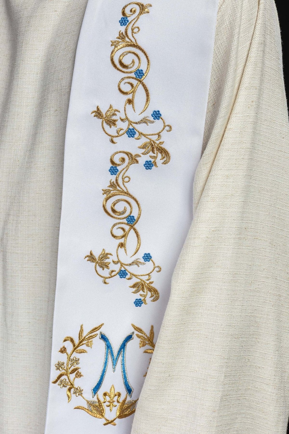 Priesterstola mit Nahaufnahme der goldenen Ranken und blauen Blüten
