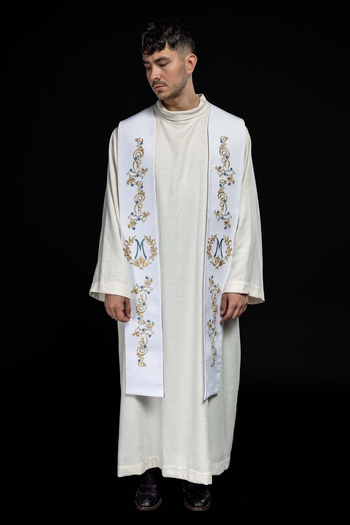 Priesterstola, frontal getragen mit beidseitiger floraler Stickerei