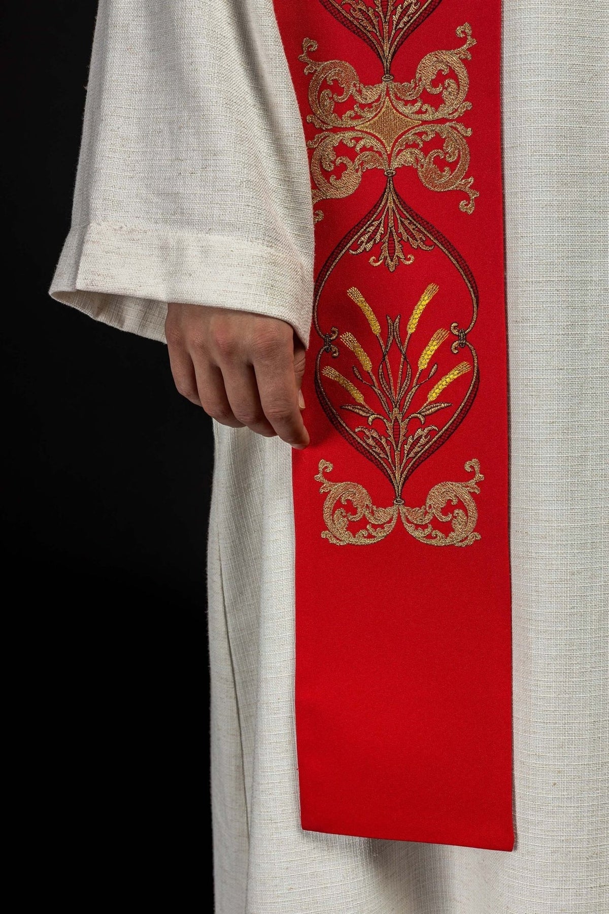 Priesterstola mit roter Seite, goldener Kelch- und Ornamentstickerei, getragen