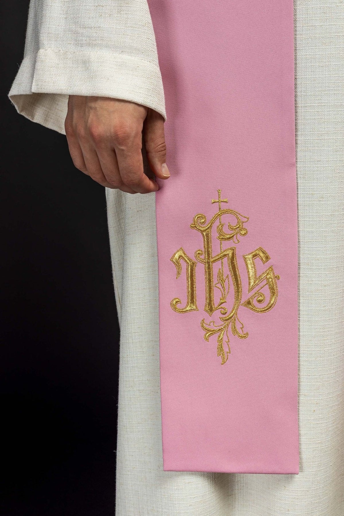 Rosa IHS Priesterstola im Detail mit goldener IHS-Stickerei
