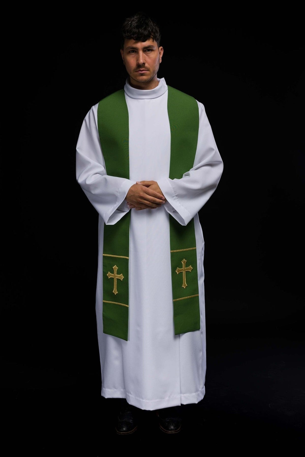 Grün bestickte Priesterstola Kreuz, vorne getragen mit goldenen Kreuzen und Borten
