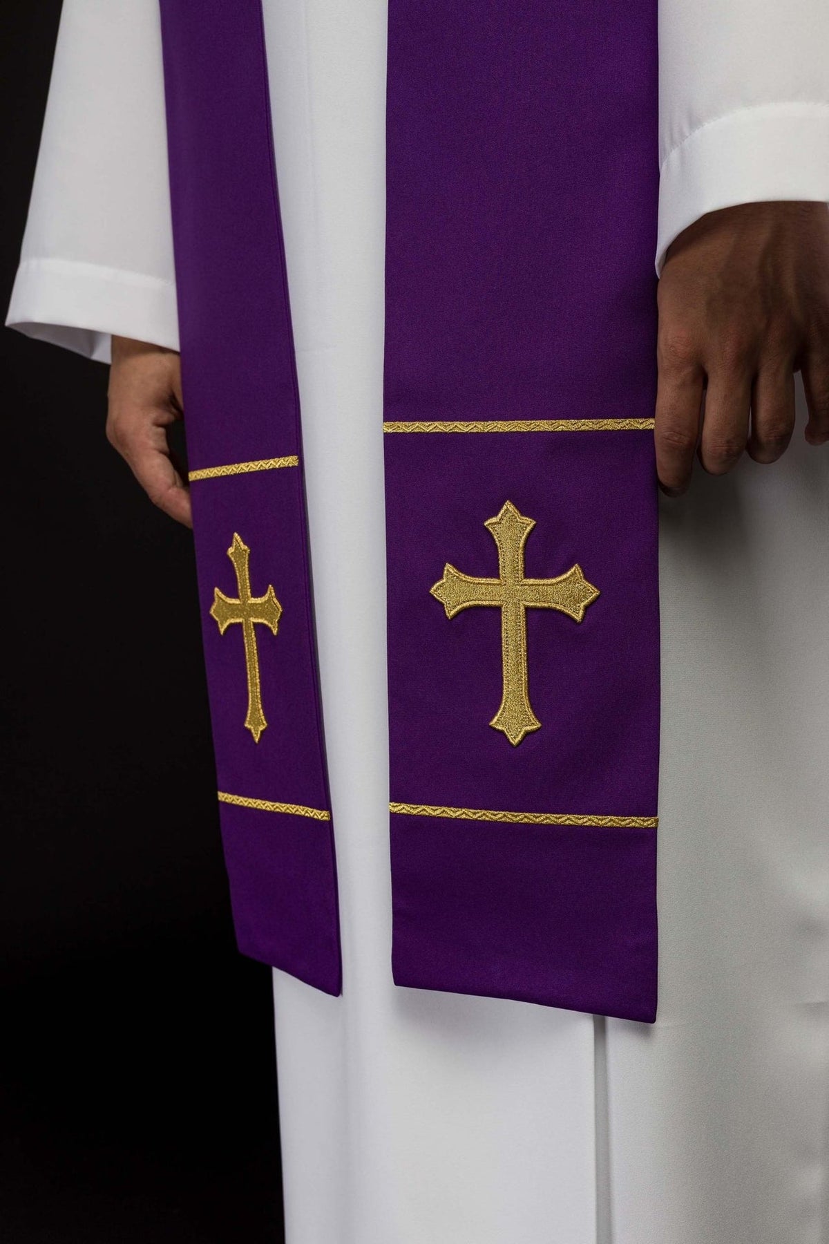 Priesterstola mit goldenen Kreuzen und Borten, Detailansicht der Vorderseite