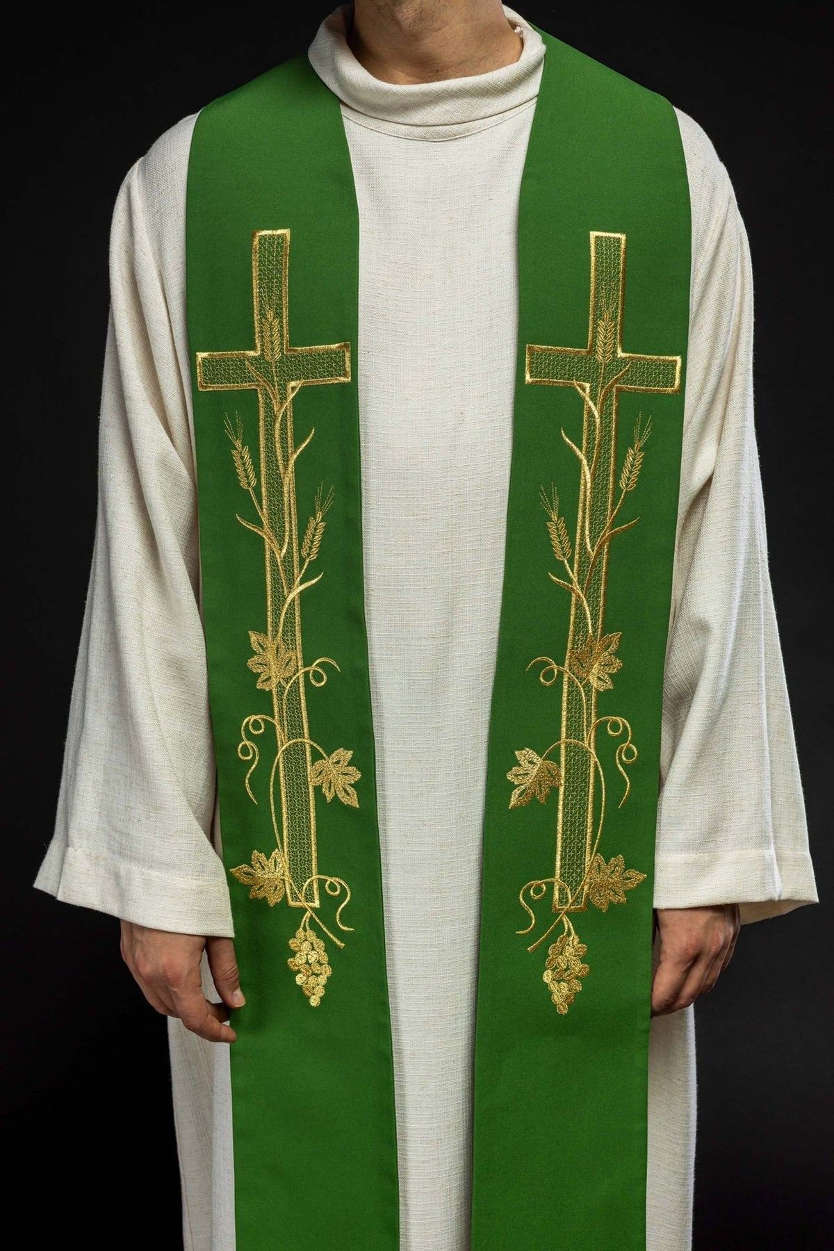Priesterstola mit goldenen Kreuzen und Rankenstickerei, frontale Nahaufnahme