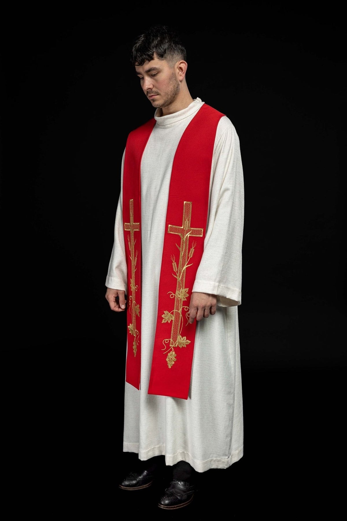 Priesterstola rot besticktes Kreuz, getragen in seitlicher Vorderansicht