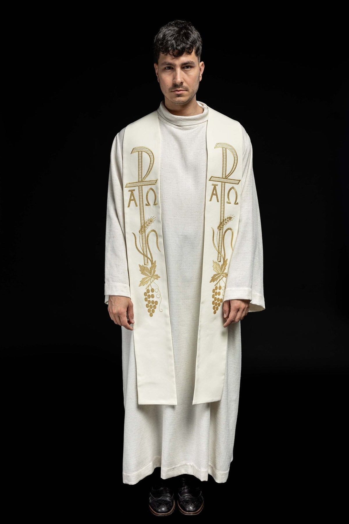 Alpha und Omega ecru bestickte Priesterstola, frontal getragen mit goldener Stickerei