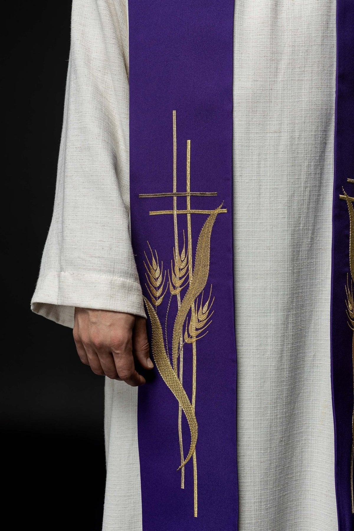 Lila Priesterstola im Detail mit goldenen Kreuzen und Ährenstickerei