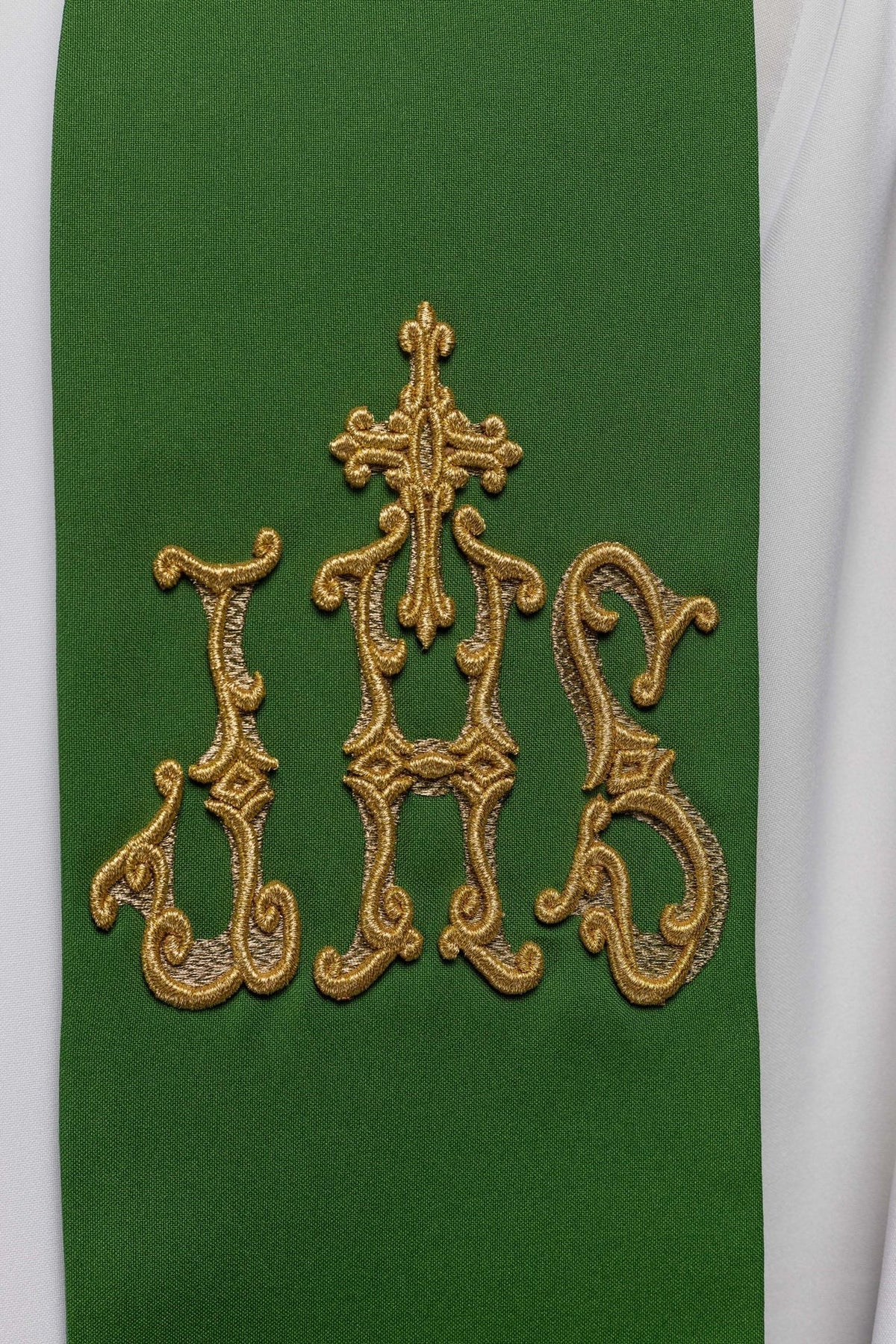 Grüne Priesterstola mit goldener IHS- und Kreuzstickerei, Detailansicht