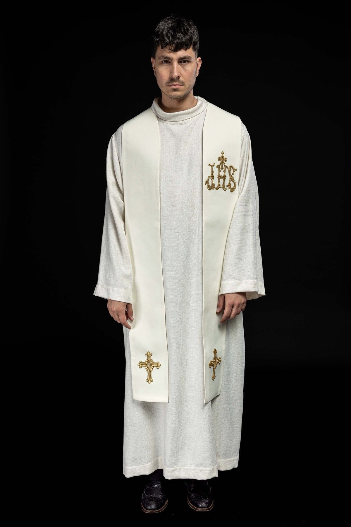 Priesterstola Ecru, getragen von vorn mit sichtbarer Kreuz- und IHS-Stickerei