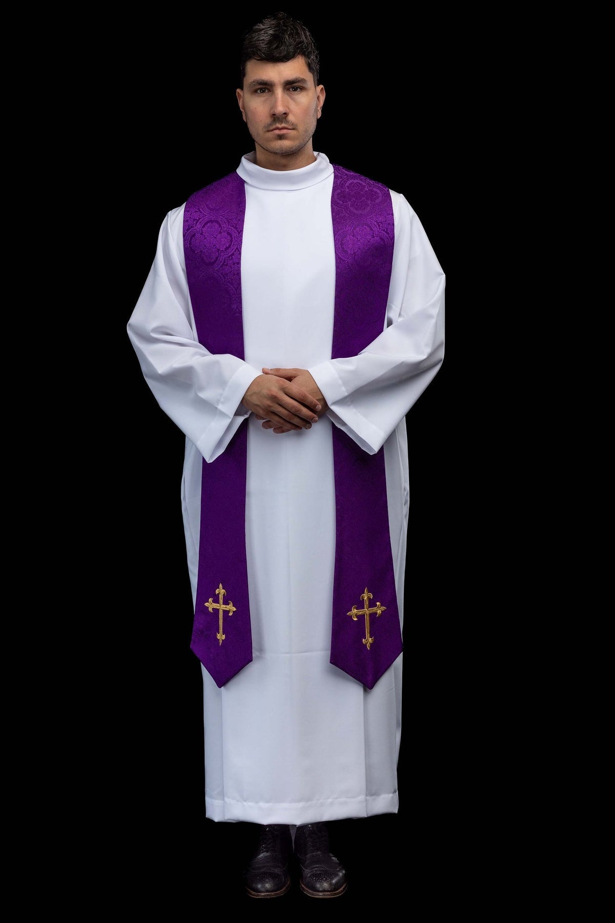Bestickte Stola mit Kreuzmotiv aus violettem Jacquardstoff, vorne getragen mit goldenen Kreuzen