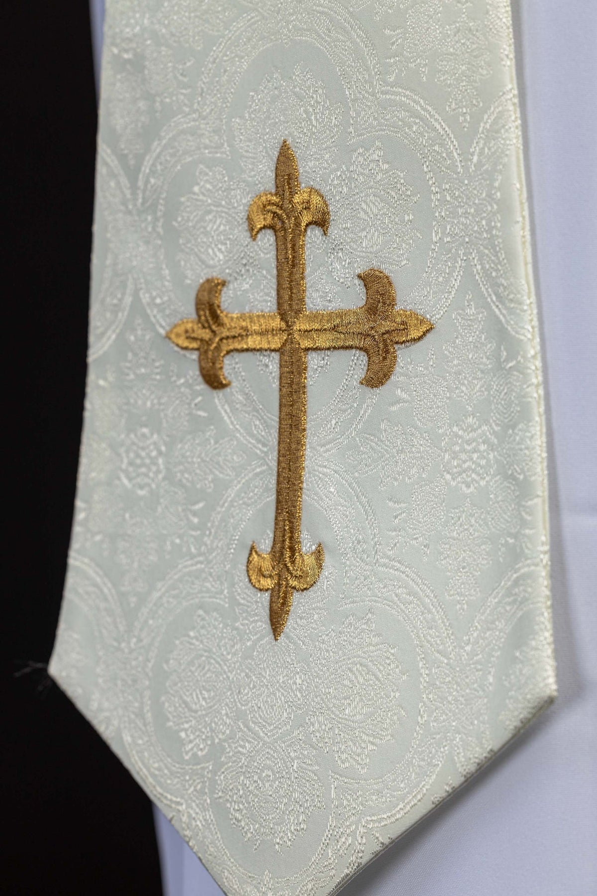 Ecru Stola mit goldfarbenem Kreuz und Jacquardmuster, Detailansicht