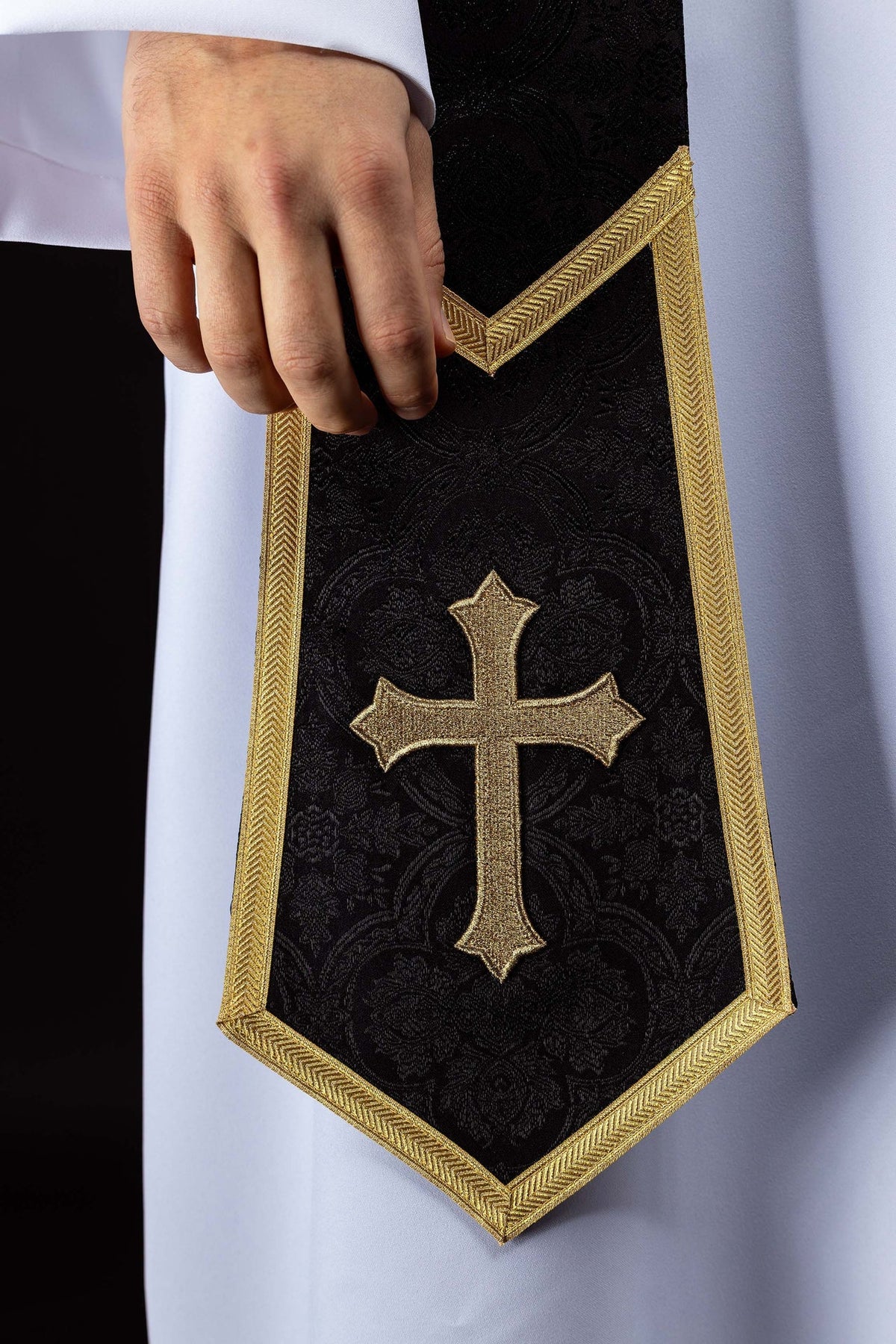 Bestickte Stola mit Kreuzmotiv, Nahaufnahme des goldenen Kreuzes und der Bordüre