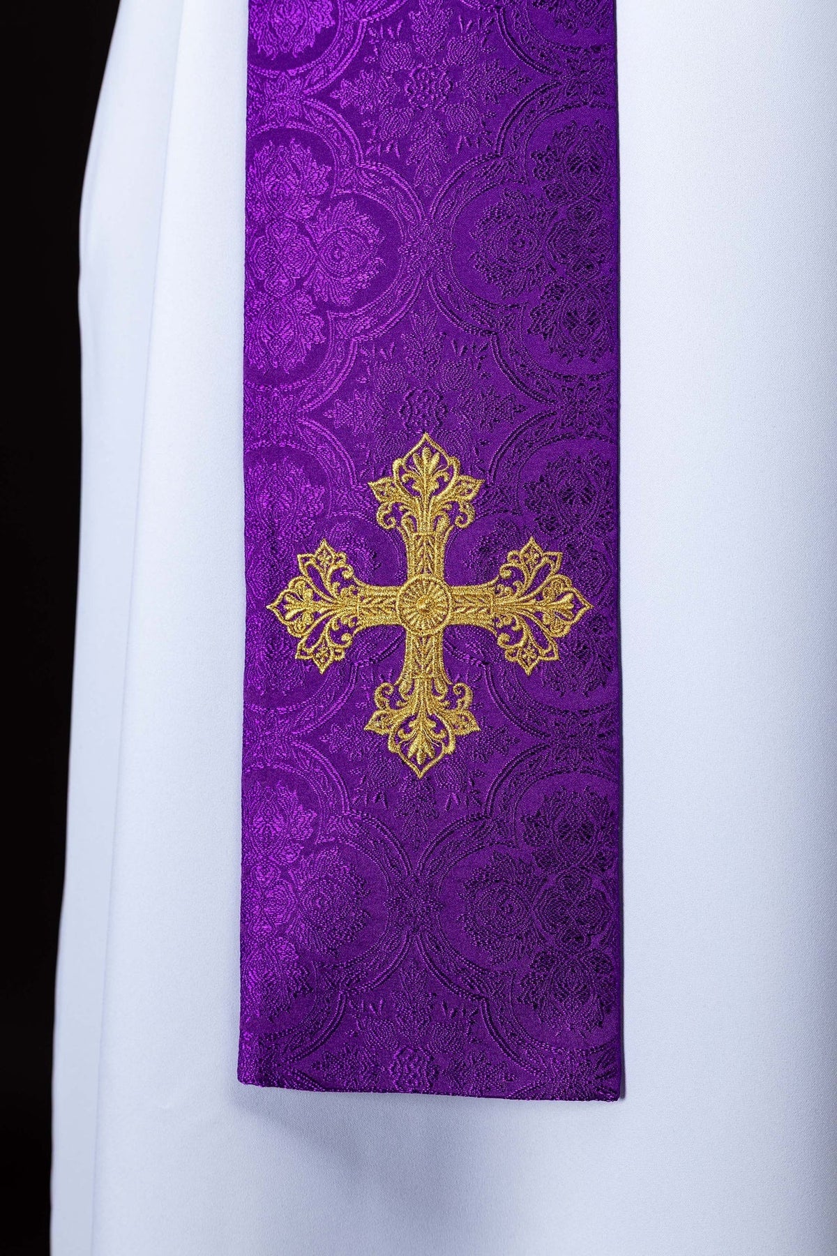 Stola mit goldfarbenem Kreuz, Detail der violetten Jacquardstruktur