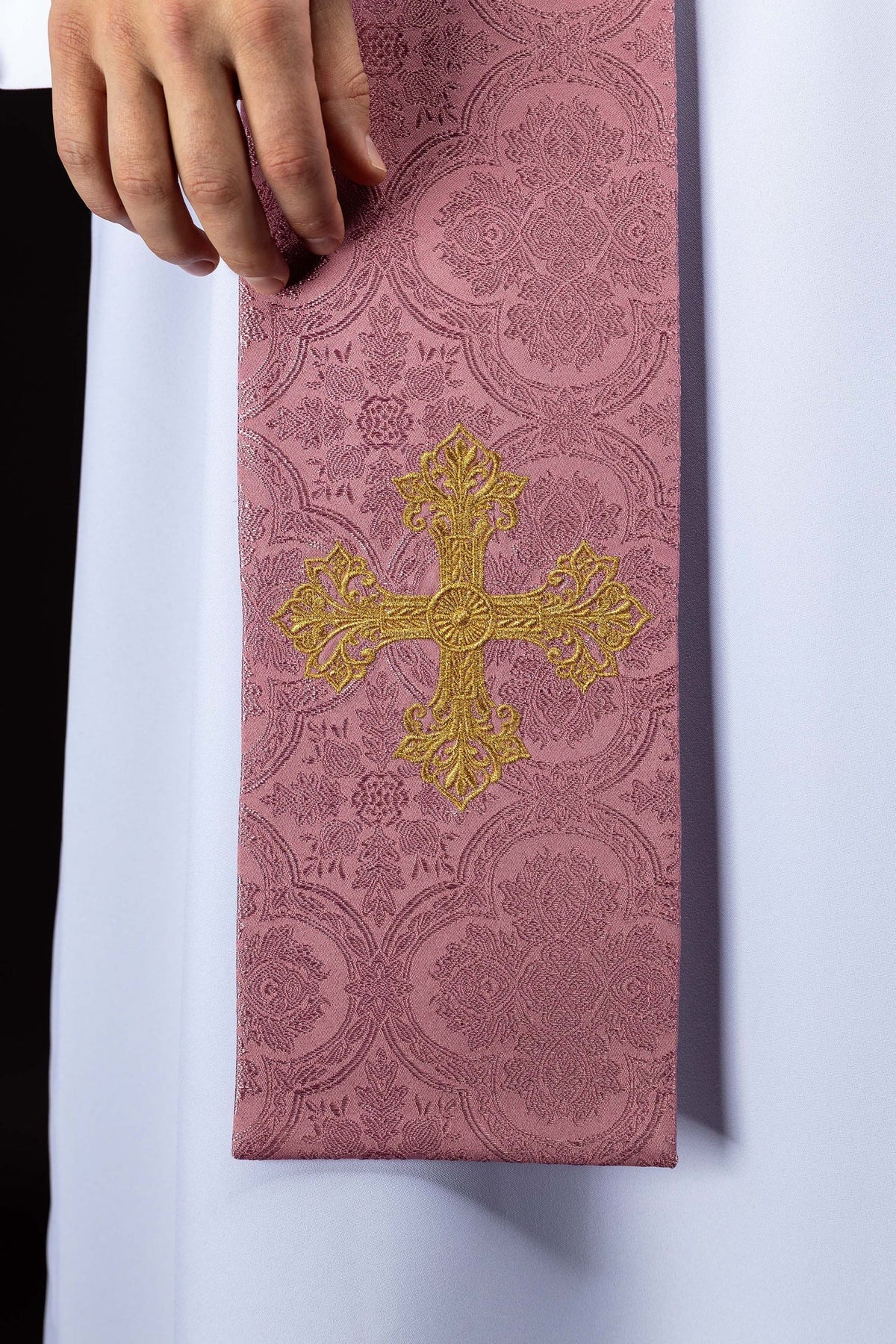 Stola mit goldenem Kreuz und rosafarbenem Jacquardmuster, Detailansicht