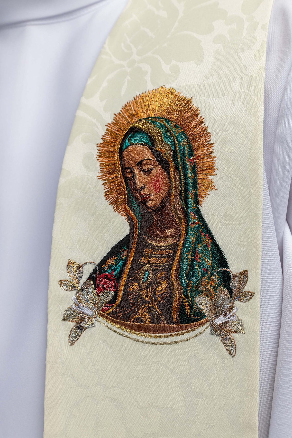 Stola in Ecru mit Nahaufnahme des bestickten Bildnisses Unserer Lieben Frau von Guadalupe
