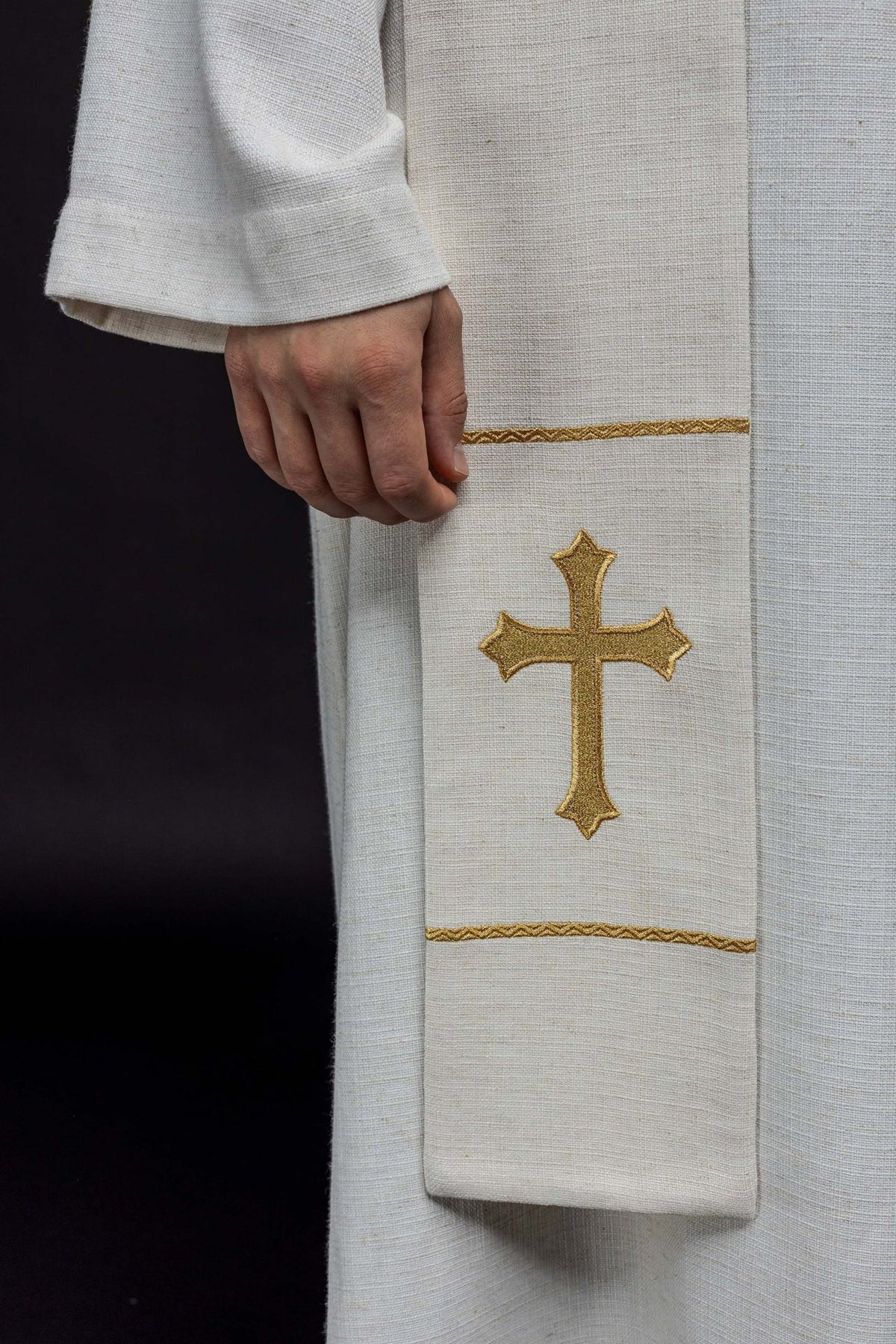 Weiße Stola mit goldenem Kreuz und dekorativen Borten, Detailansicht