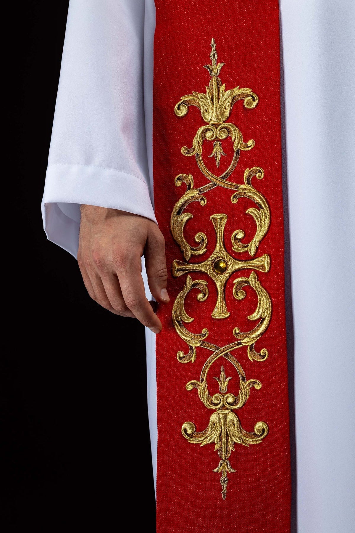 Bestickte rote Stola, Detail der goldenen Ornamentstickerei mit Kreuz