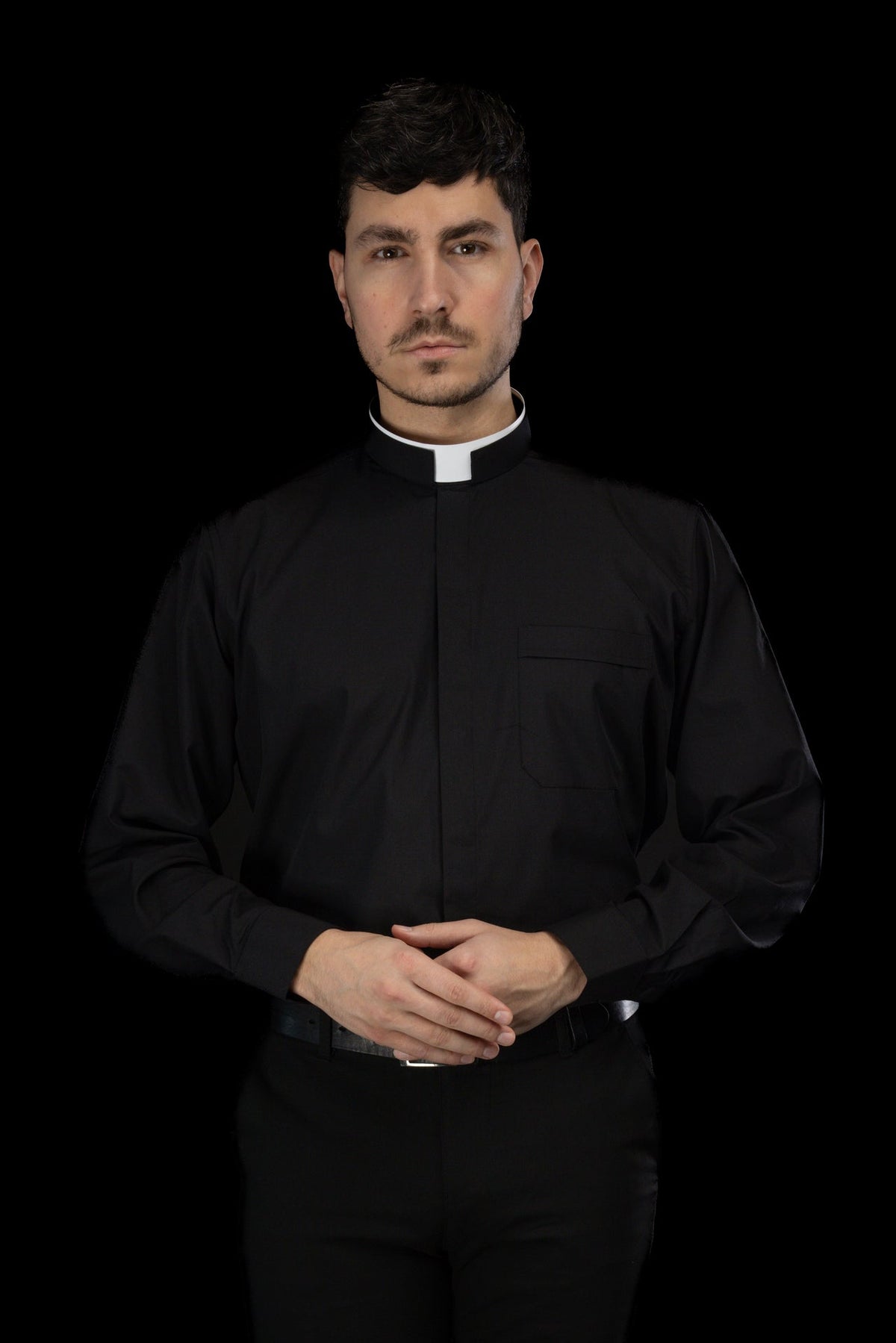 Schwarzes römisches Klerikerhemd mit Priesterkragen, frontal getragen mit Brusttasche