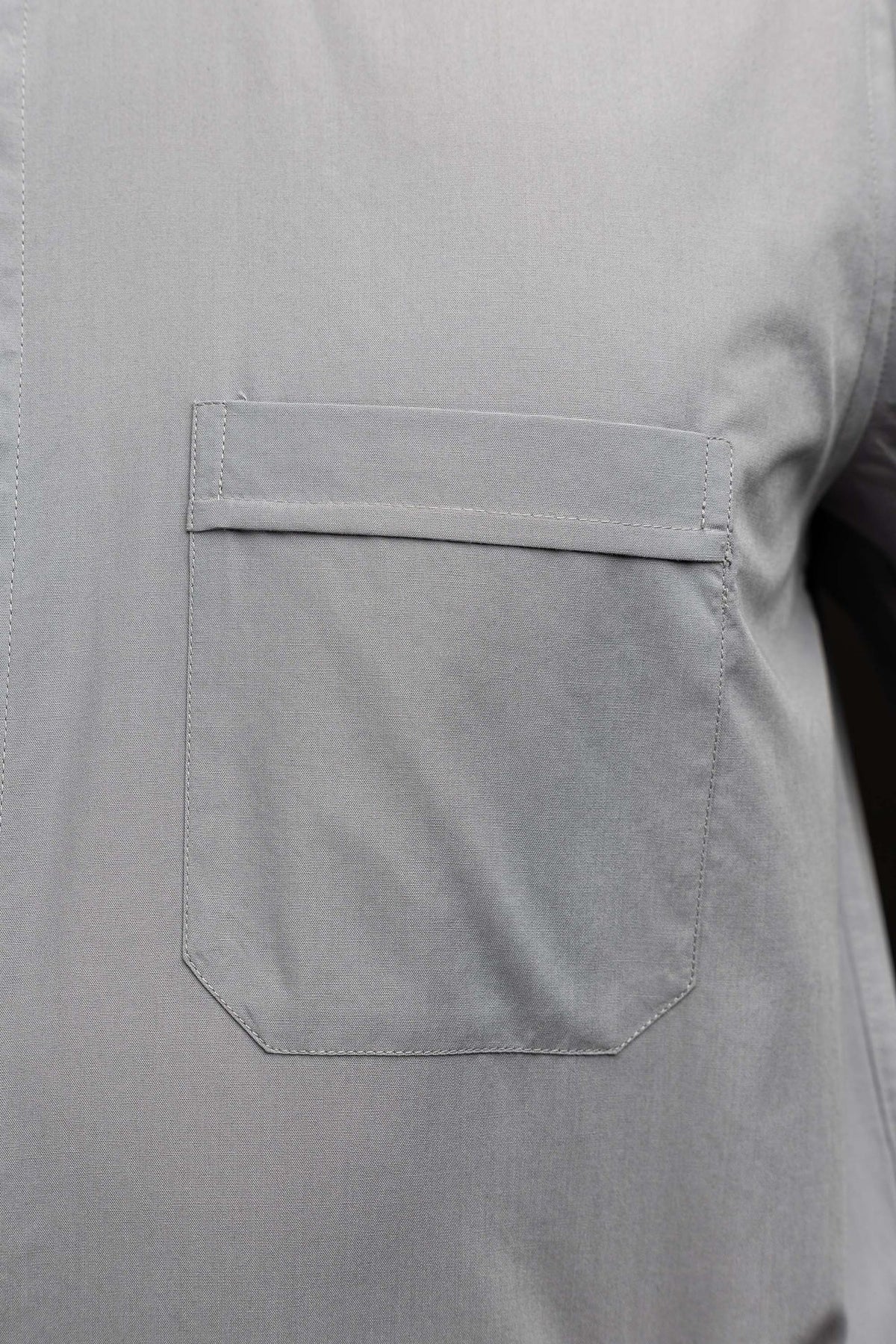 Hellgraues Klerikerhemd, Nahaufnahme der Brusttasche mit Patte