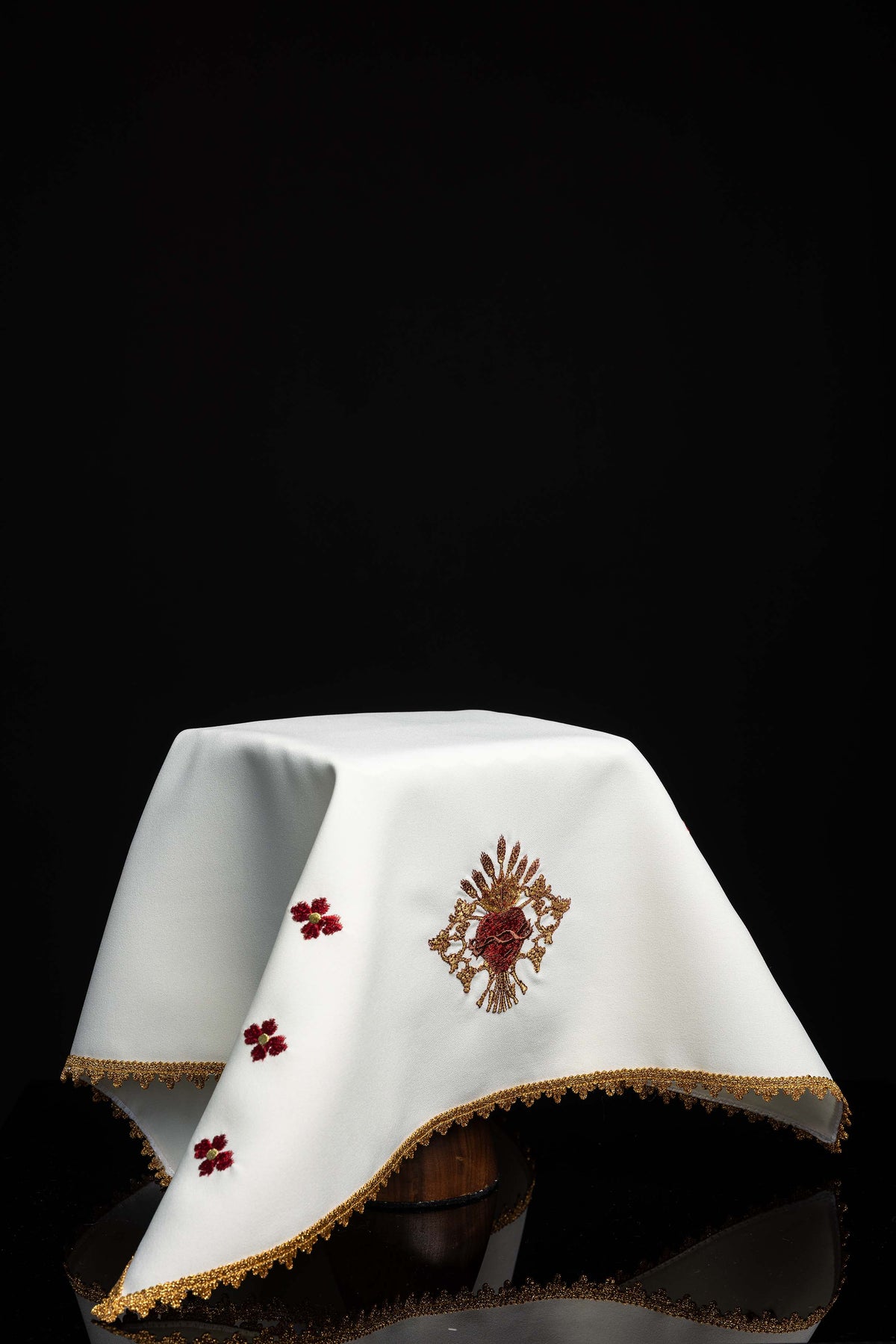 Kelchvelum mit gesticktem Motiv des Heiligsten Herzens Jesu, weiß mit goldener Borte und roten Blüten
