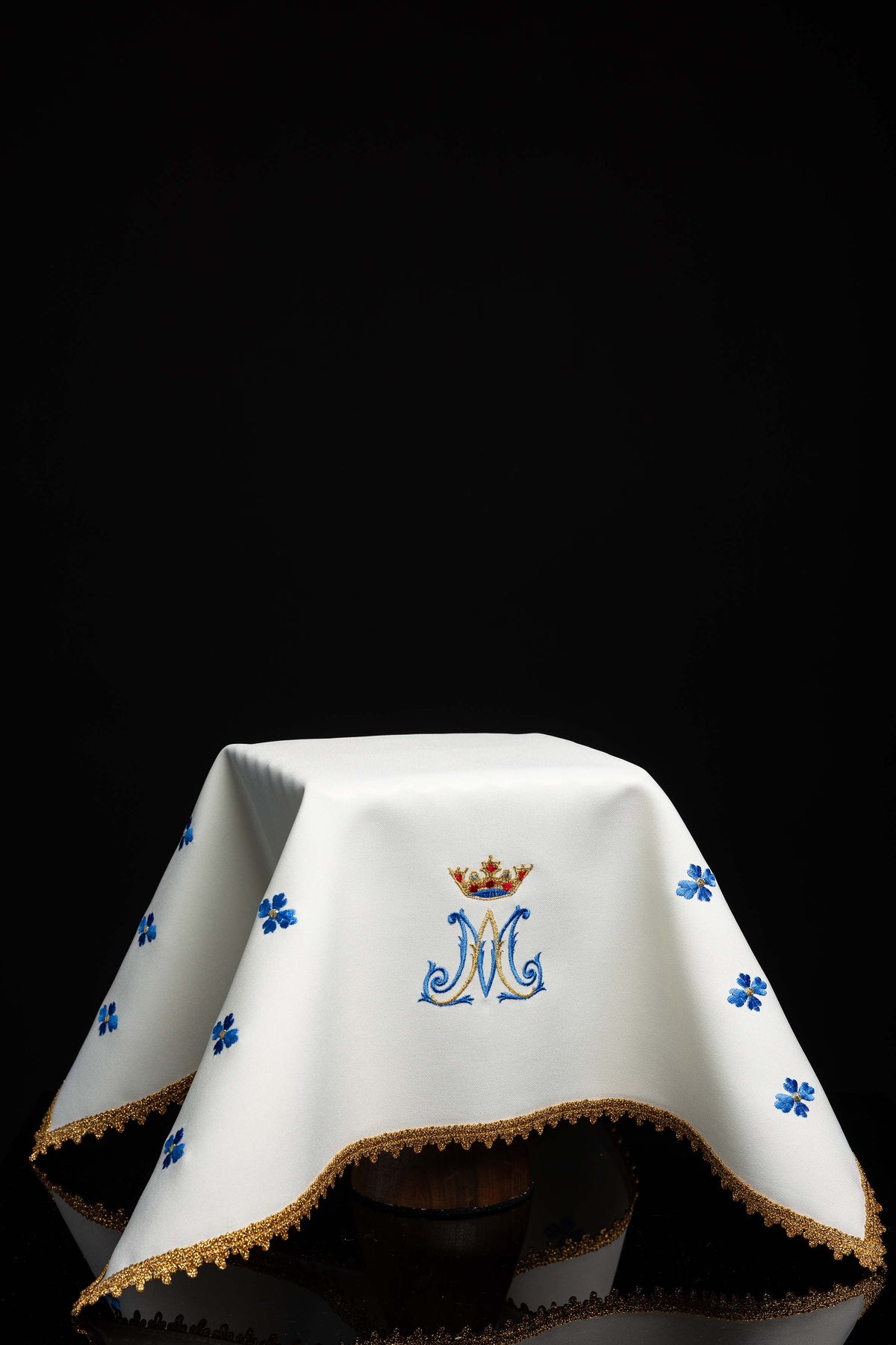 Kelchvelum mit Marienstickerei, weiß mit blau-goldener Stickerei, Blumenmotiven und goldener Borte