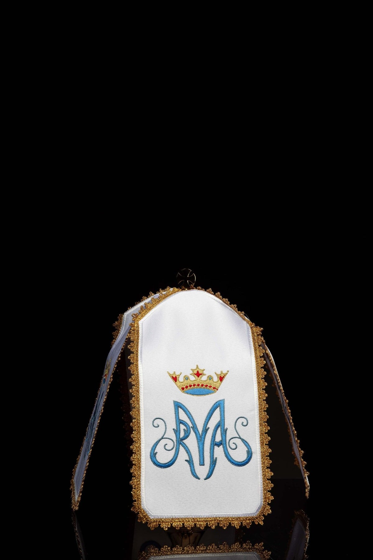 Ziboriumvelum mit Marienmotiv in Weiß mit goldener Borte und blauem MA-Monogramm