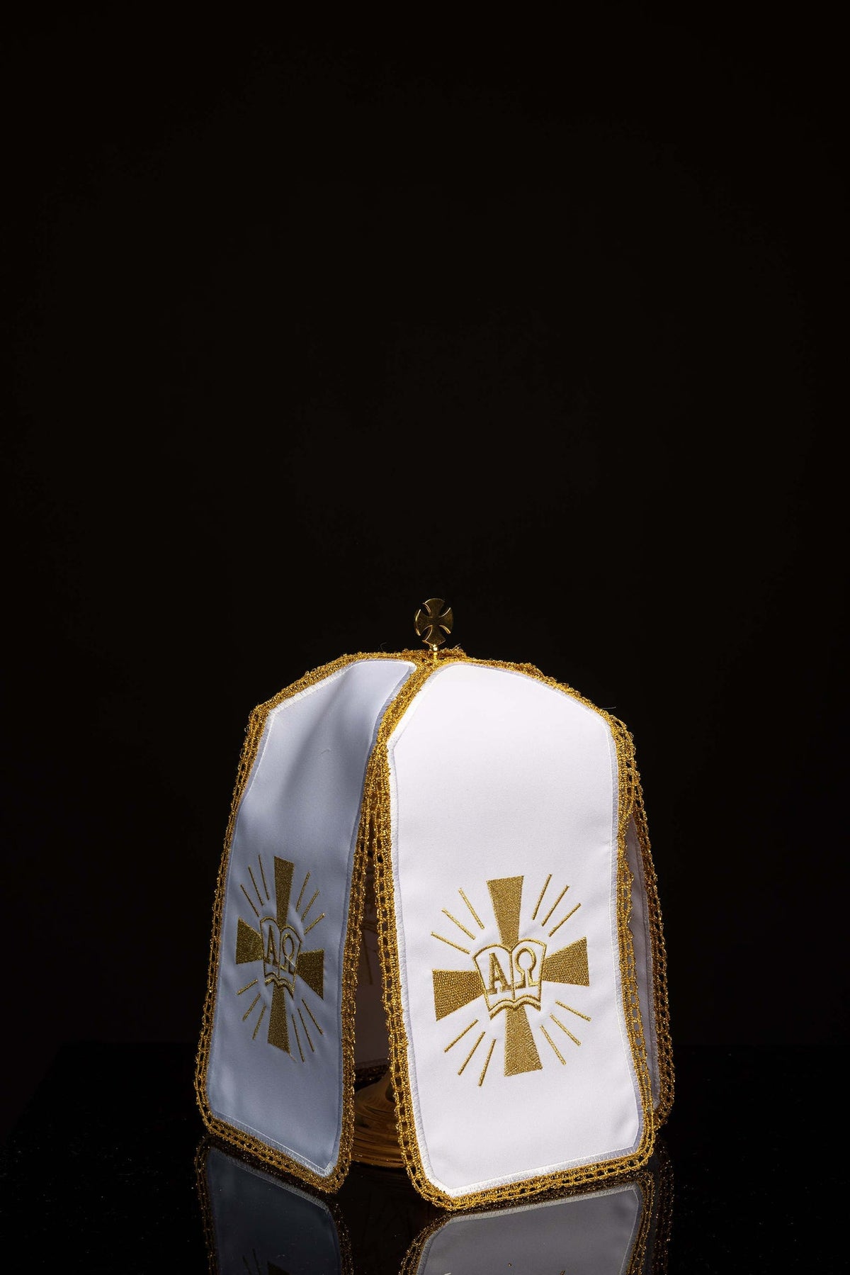 Ziboriumvelum mit goldfarbener Alpha-und-Omega-Stickerei, weiße Vorderansicht mit Goldborte