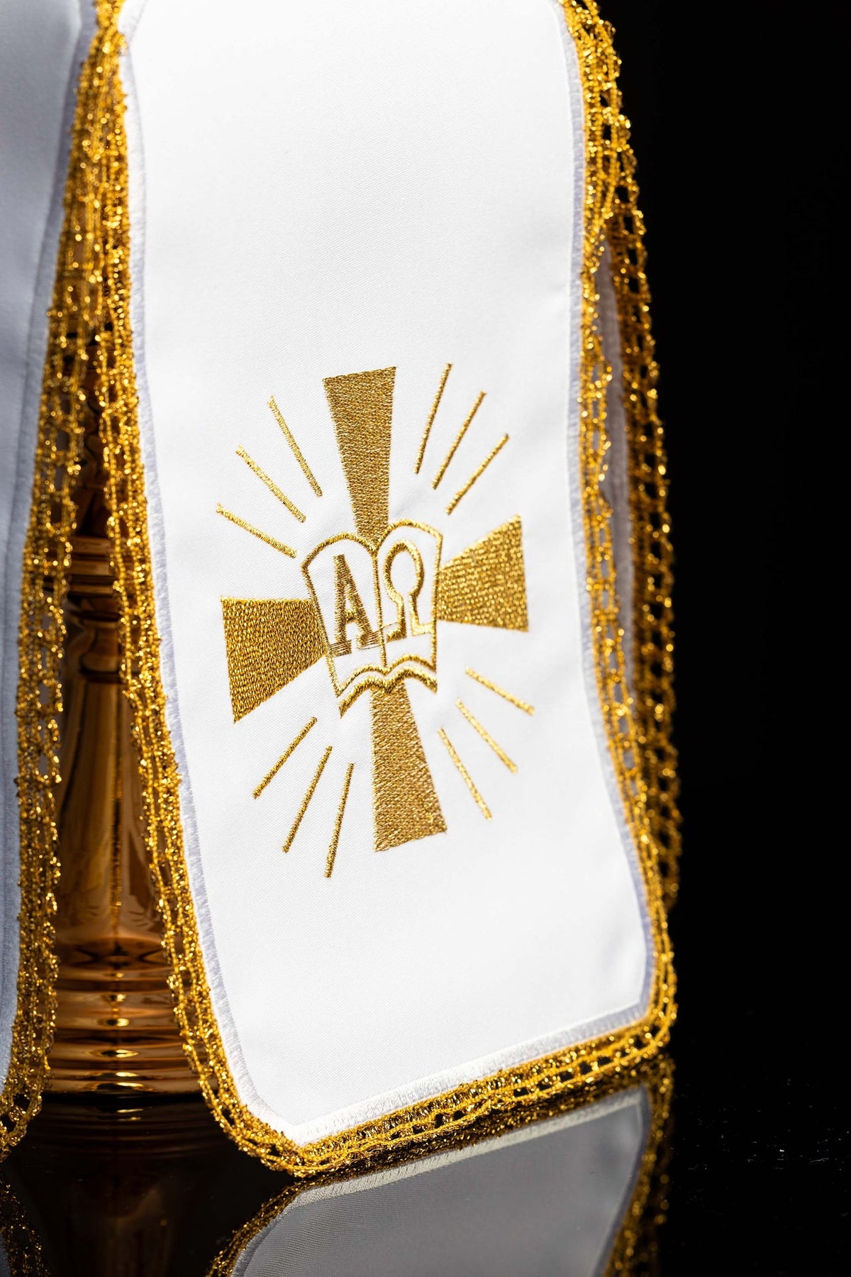 Ziboriumvelum, Nahaufnahme der goldfarbenen Alpha-und-Omega-Stickerei