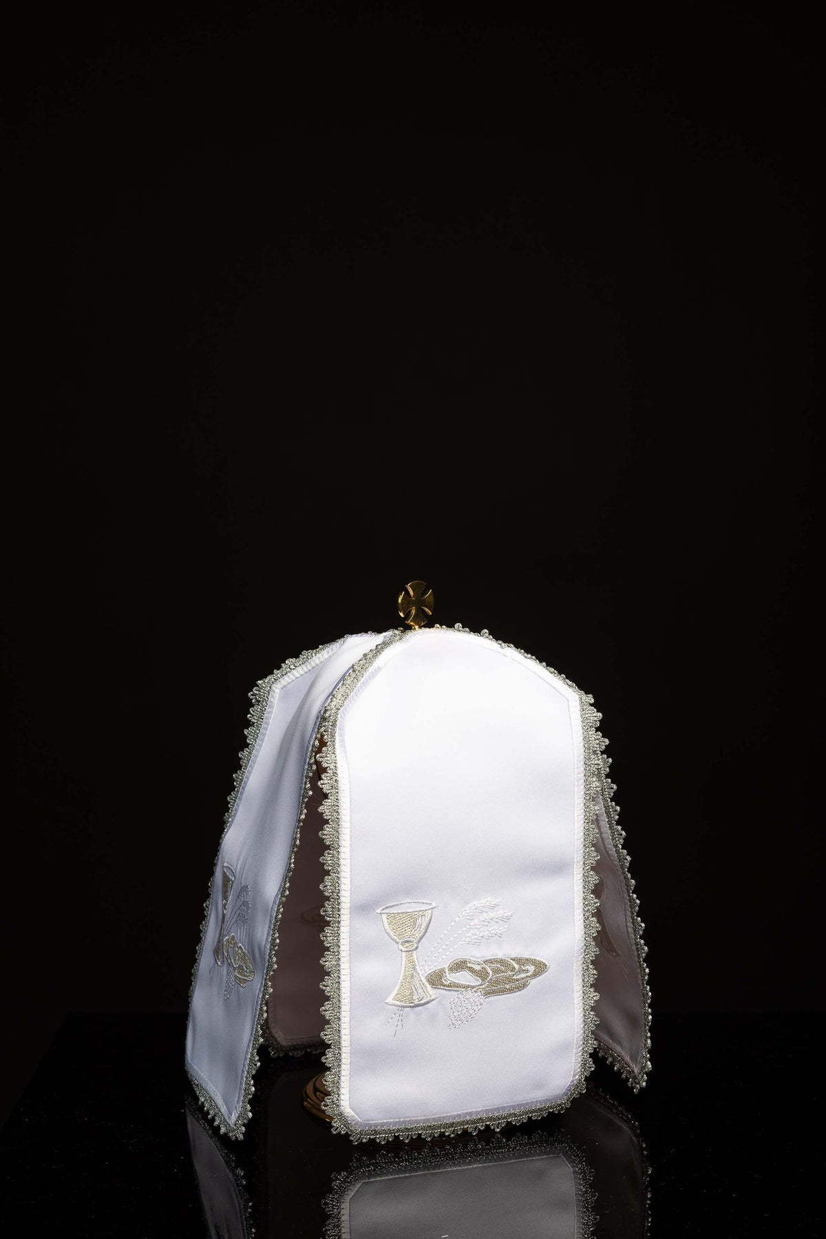Ziboriumvelum mit silberfarbener eucharistischer Stickerei, Vorderansicht in Weiß mit Kelch- und Hostienmotiv