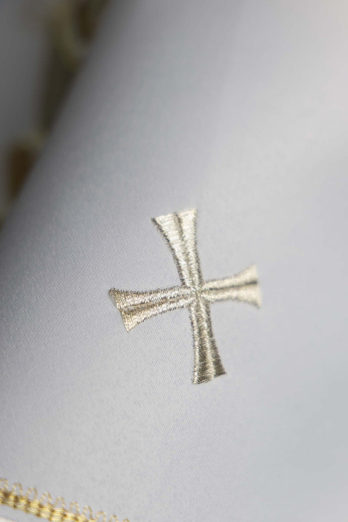 Ziboriumvelum, Nahaufnahme des silberfarbenen Kreuzmotivs