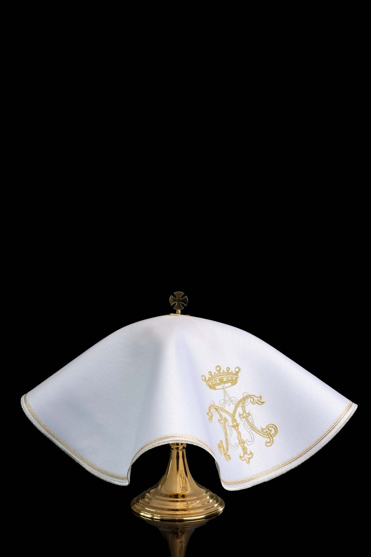 Ziboriumvelum mit goldener Marienstickerei, Rückansicht in Weiß mit Kreuzaufsatz