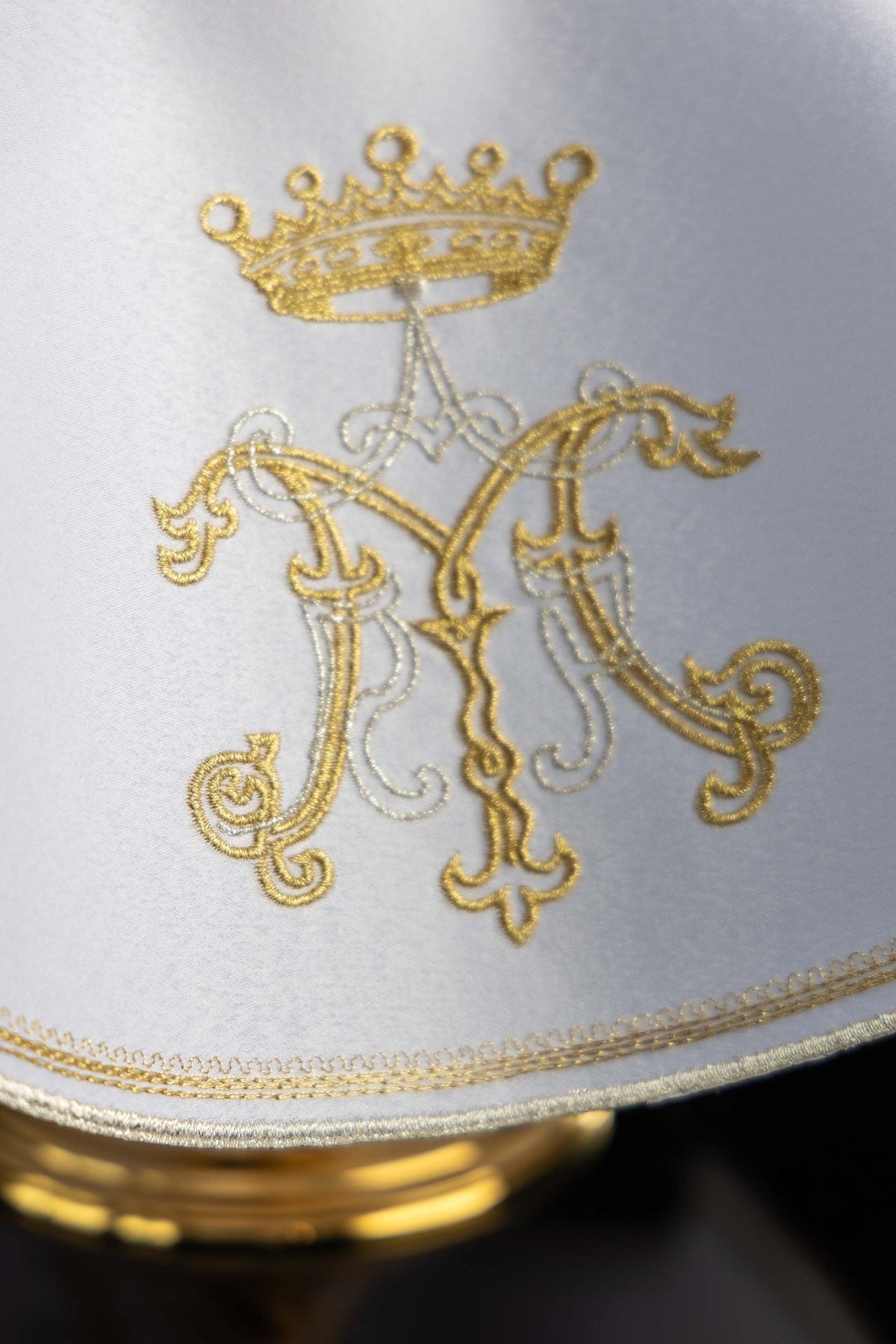Ziboriumvelum mit goldener Marienstickerei, Nahaufnahme der Marienmonogramm-Stickerei