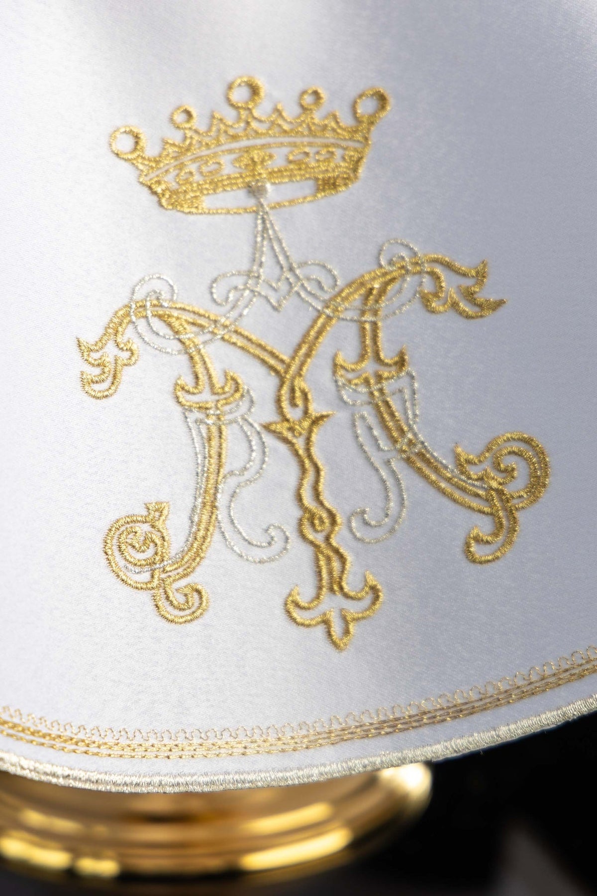 Ziboriumvelum mit goldener Marienstickerei, Nahaufnahme des Monogramms und Randes