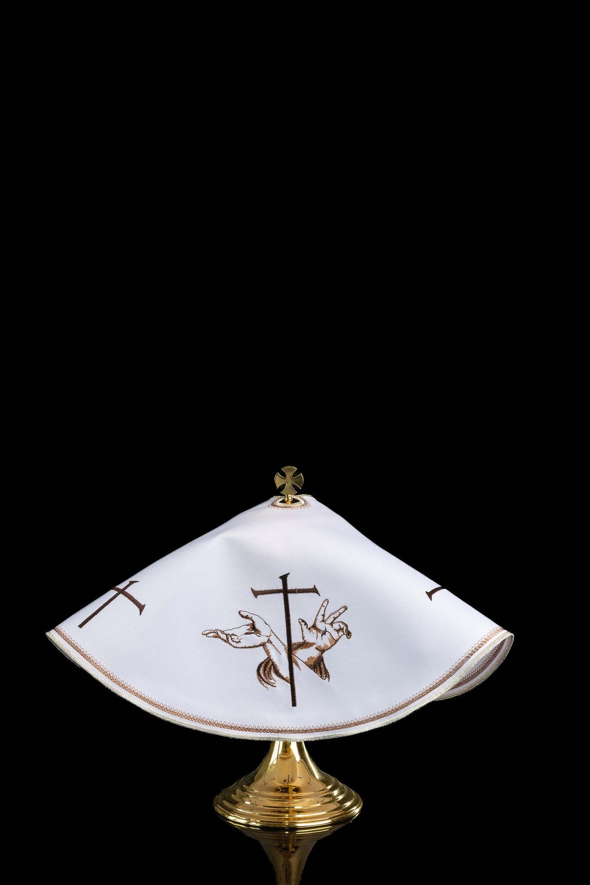 Ziboriumvelum mit franziskanischer Stickerei, 45 cm, weiß mit braunen Kreuzen und franziskanischem Motiv