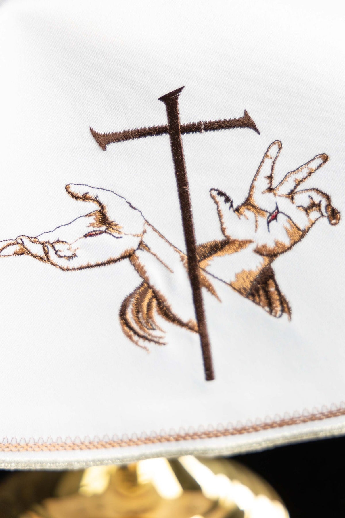 Ziboriumvelum mit Stickerei, Detail des franziskanischen Motivs mit Kreuz
