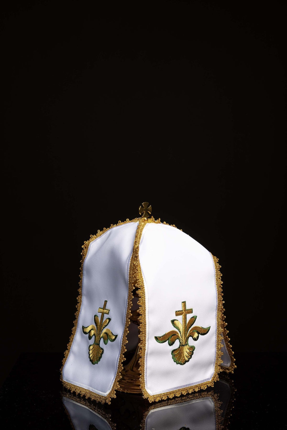 Ziboriumvelum mit gesticktem Kreuz, weiße Vorderansicht mit goldgrüner Kreuz-Lilien-Stickerei