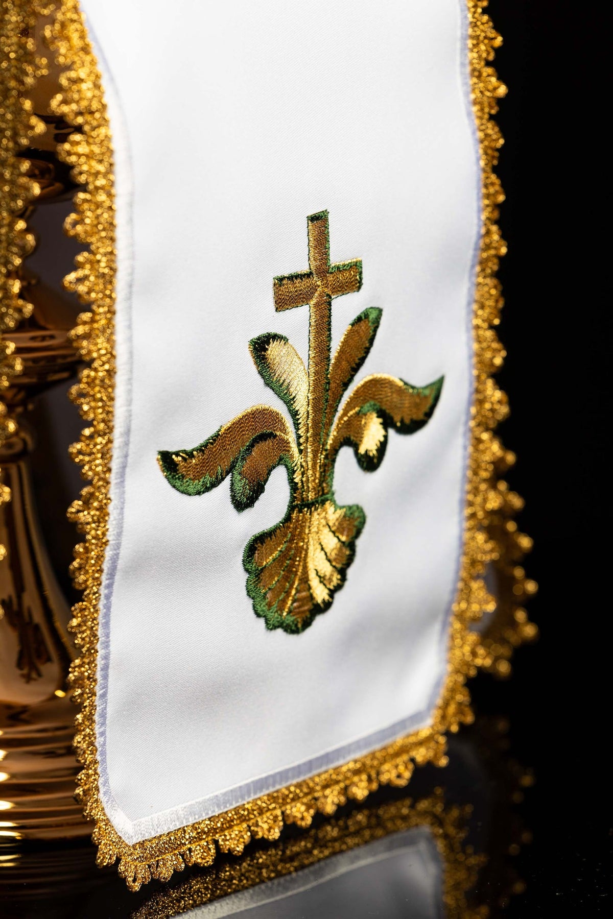 Ziboriumvelum, Nahaufnahme der goldgrünen Kreuz-Lilien-Stickerei mit Goldborte