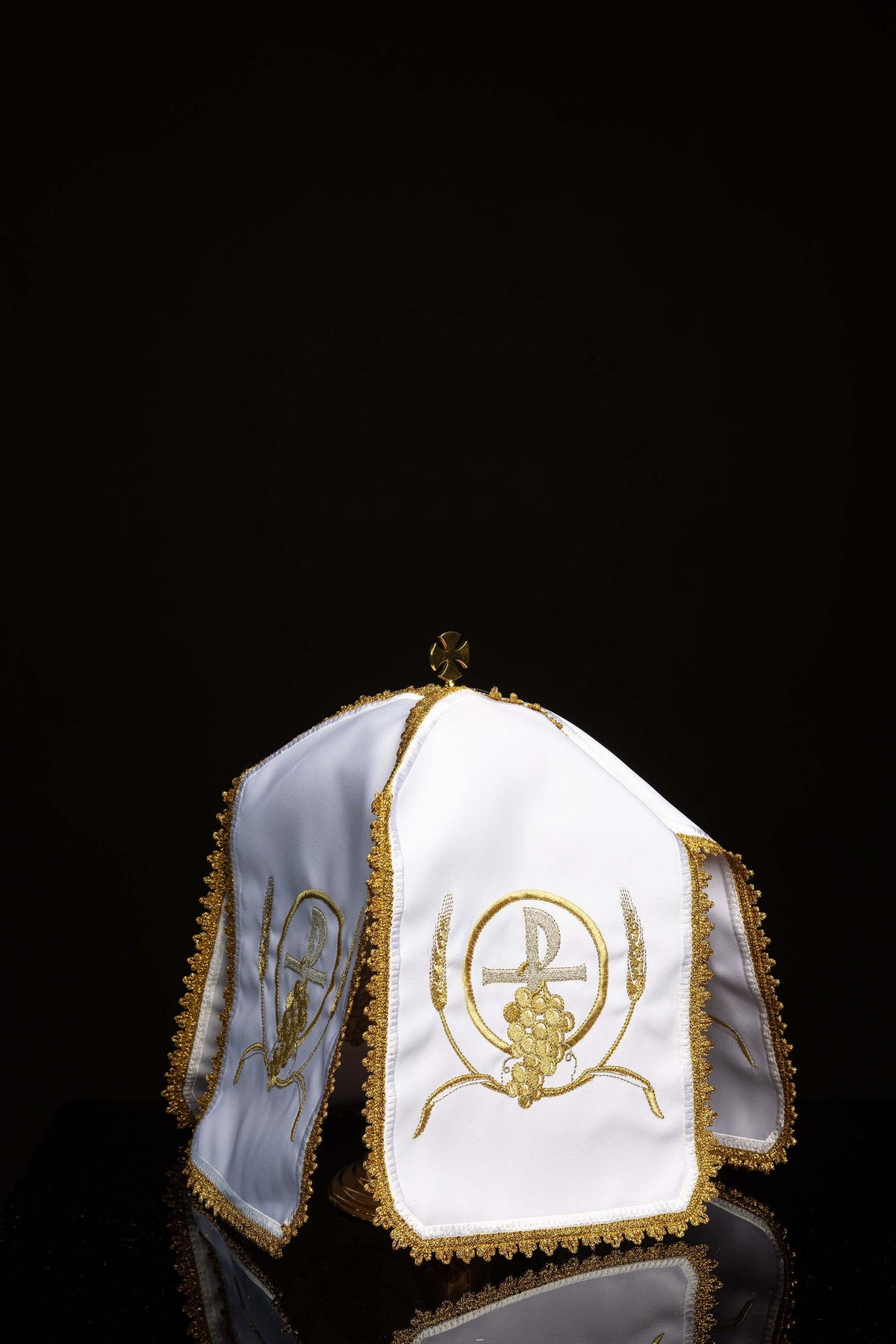 Ziboriumvelum mit PAX-Stickerei, weiße Vorderansicht mit goldener Stickerei und Borte